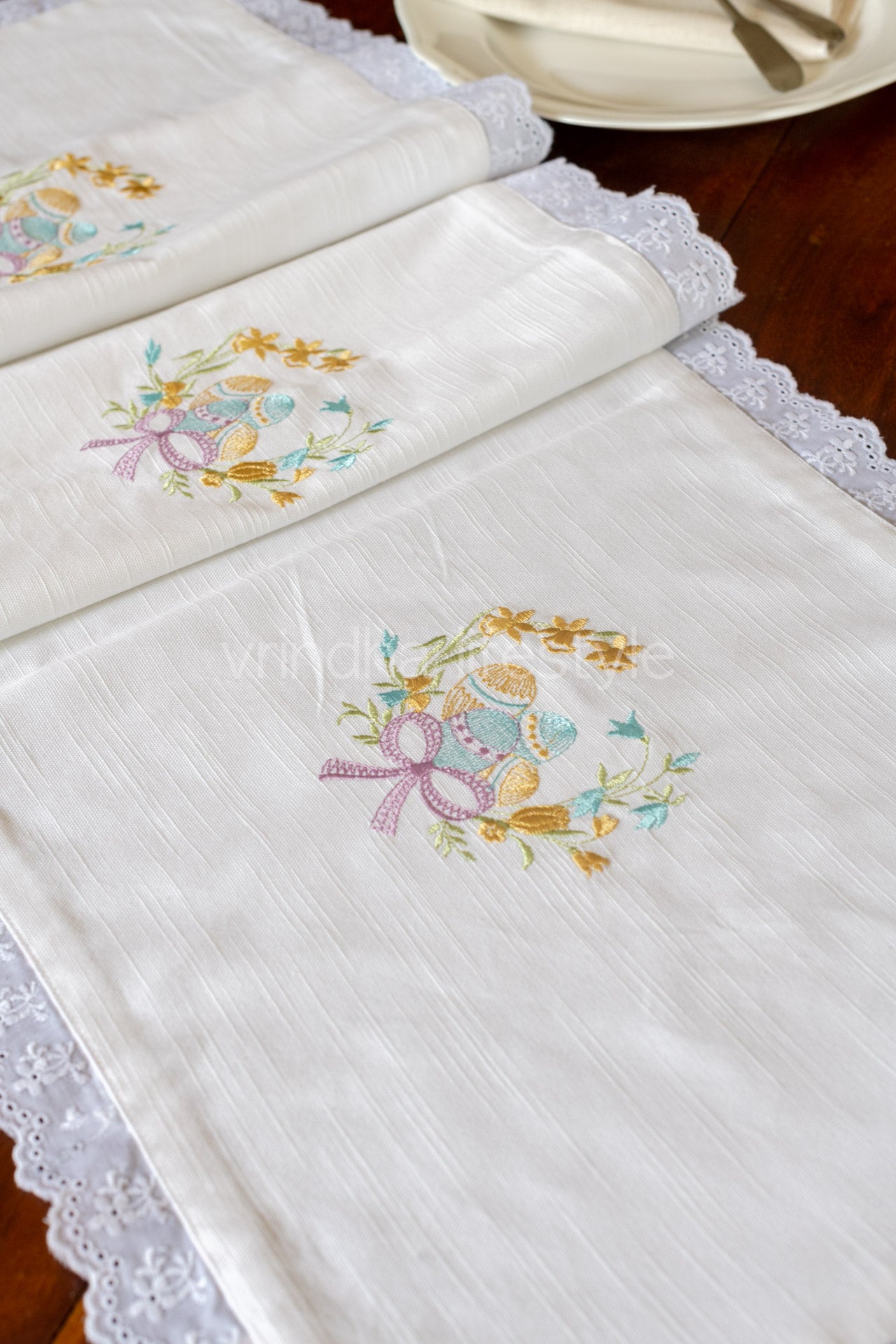 Cotton slub table runner with embroidery and lace detailing- 16x60 inches-customisable