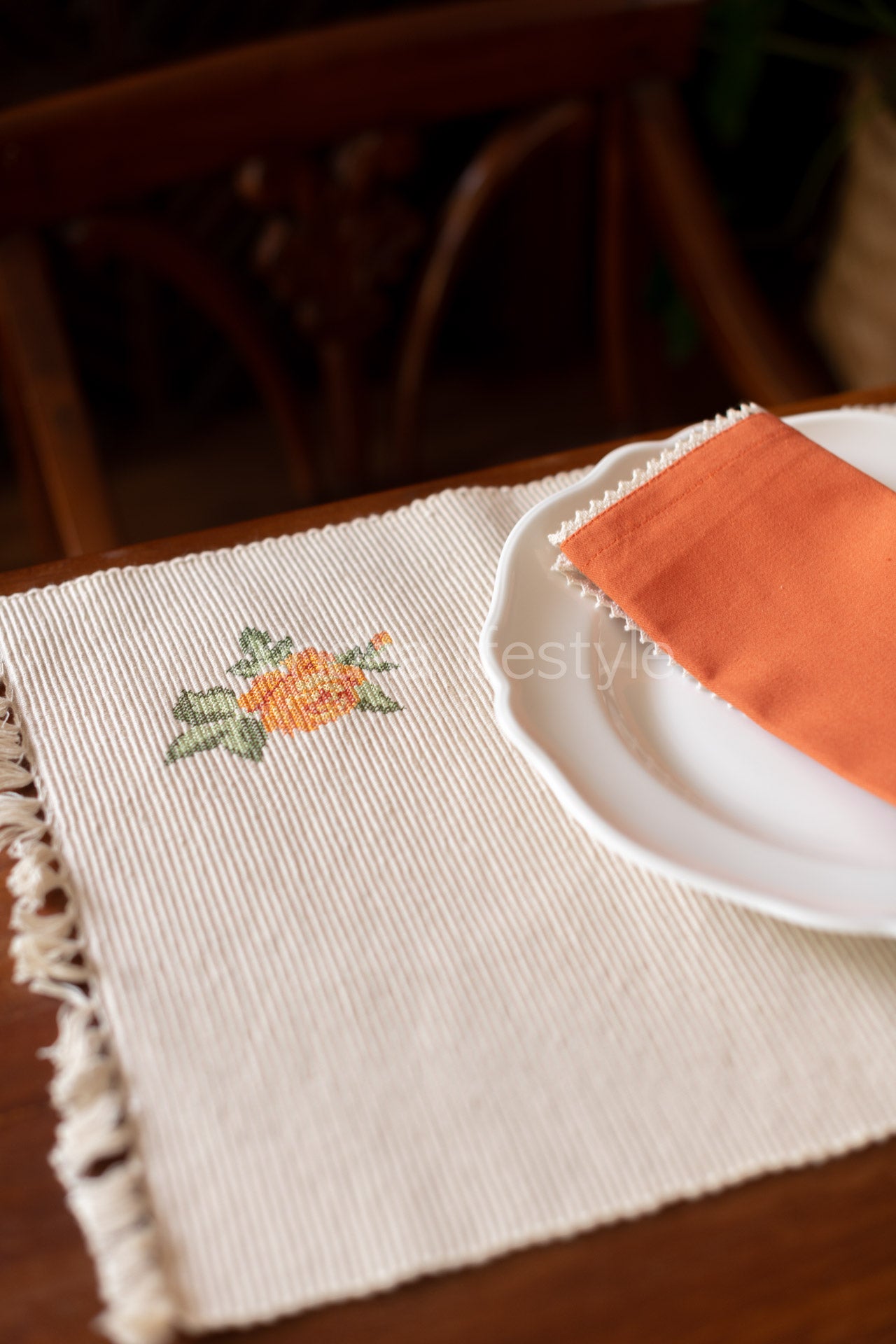 PLACEMATS AND NAPKINS-Set of 6 placemats with embroidery and 6 napkins with lace detailing