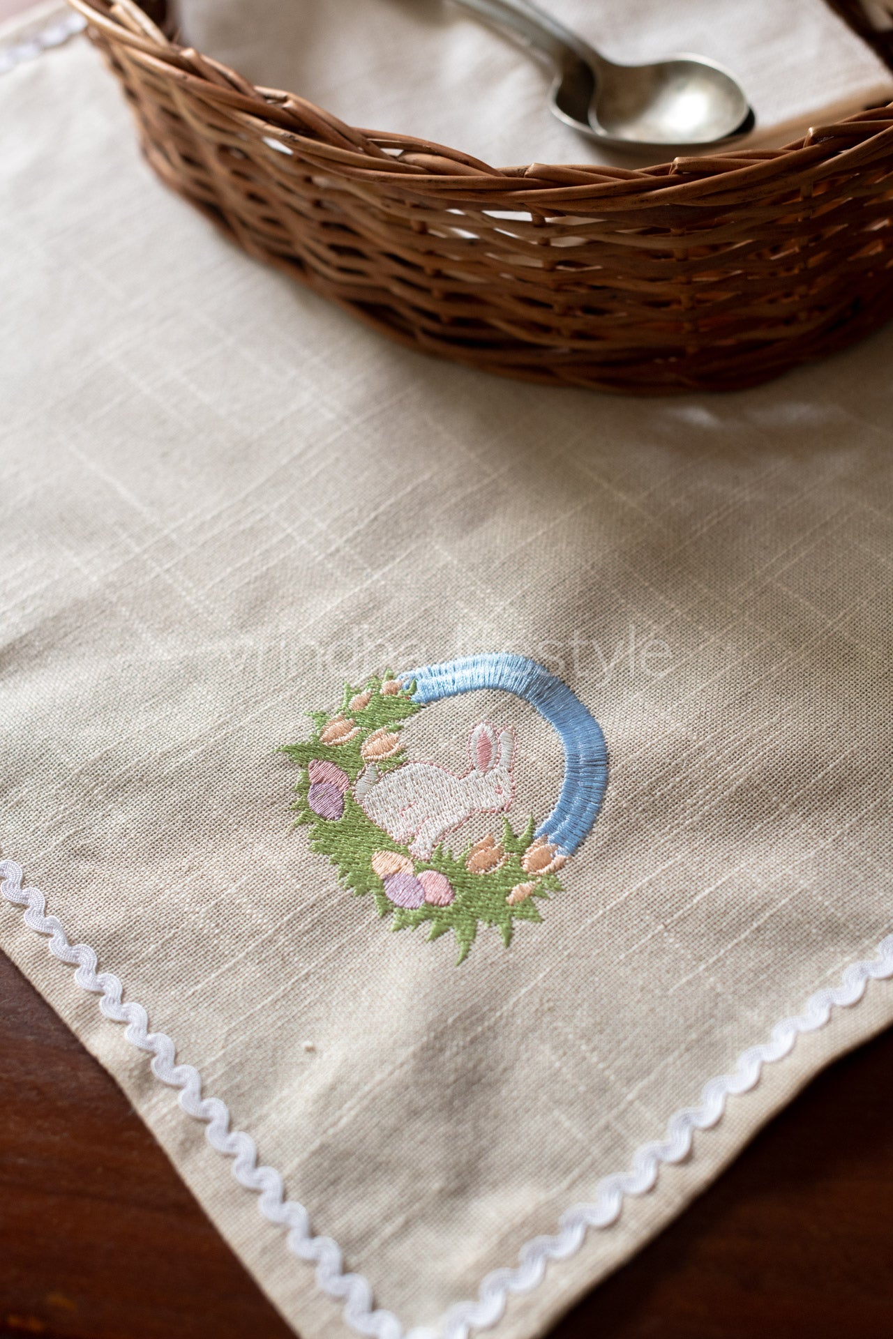 Cotton slub tray mat with embroidery and lace detailing