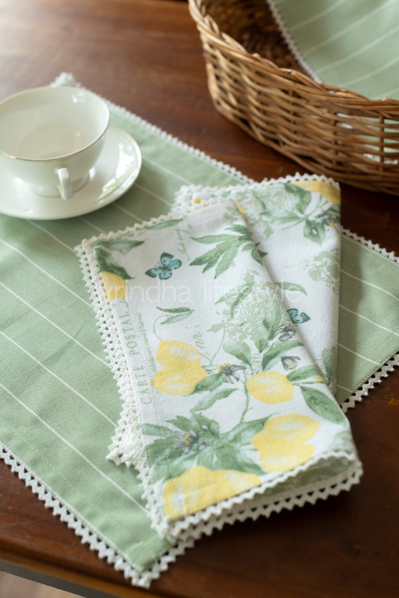 Cotton tray mat with two cocktail napkins