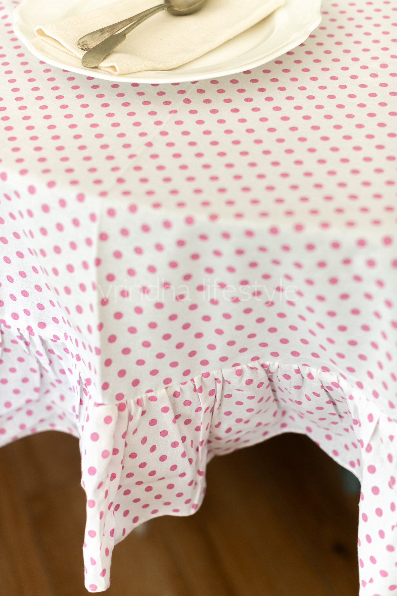 Table cloth with frill -Round-4 /6 seater