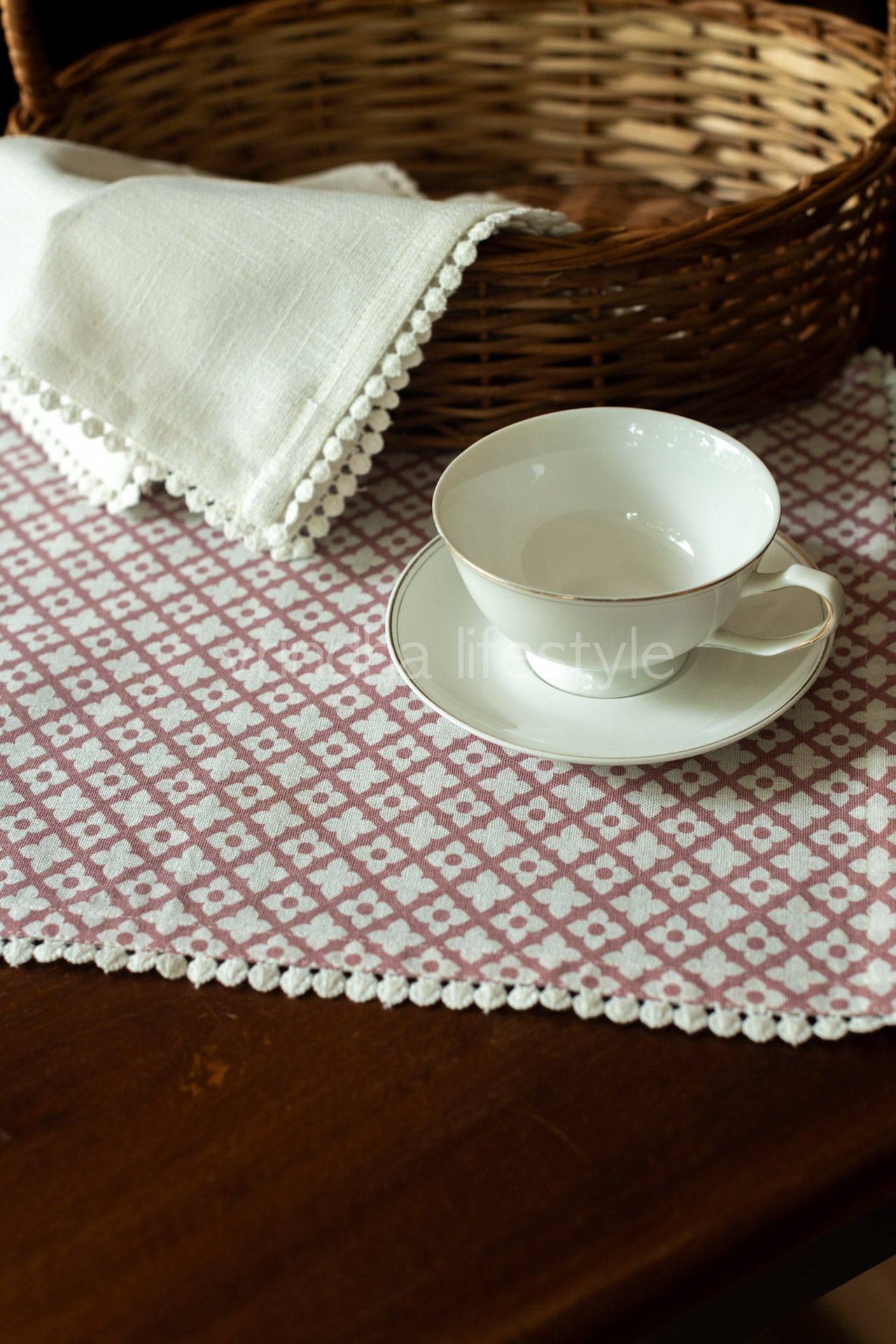 Cotton tray mat with two cocktail napkins