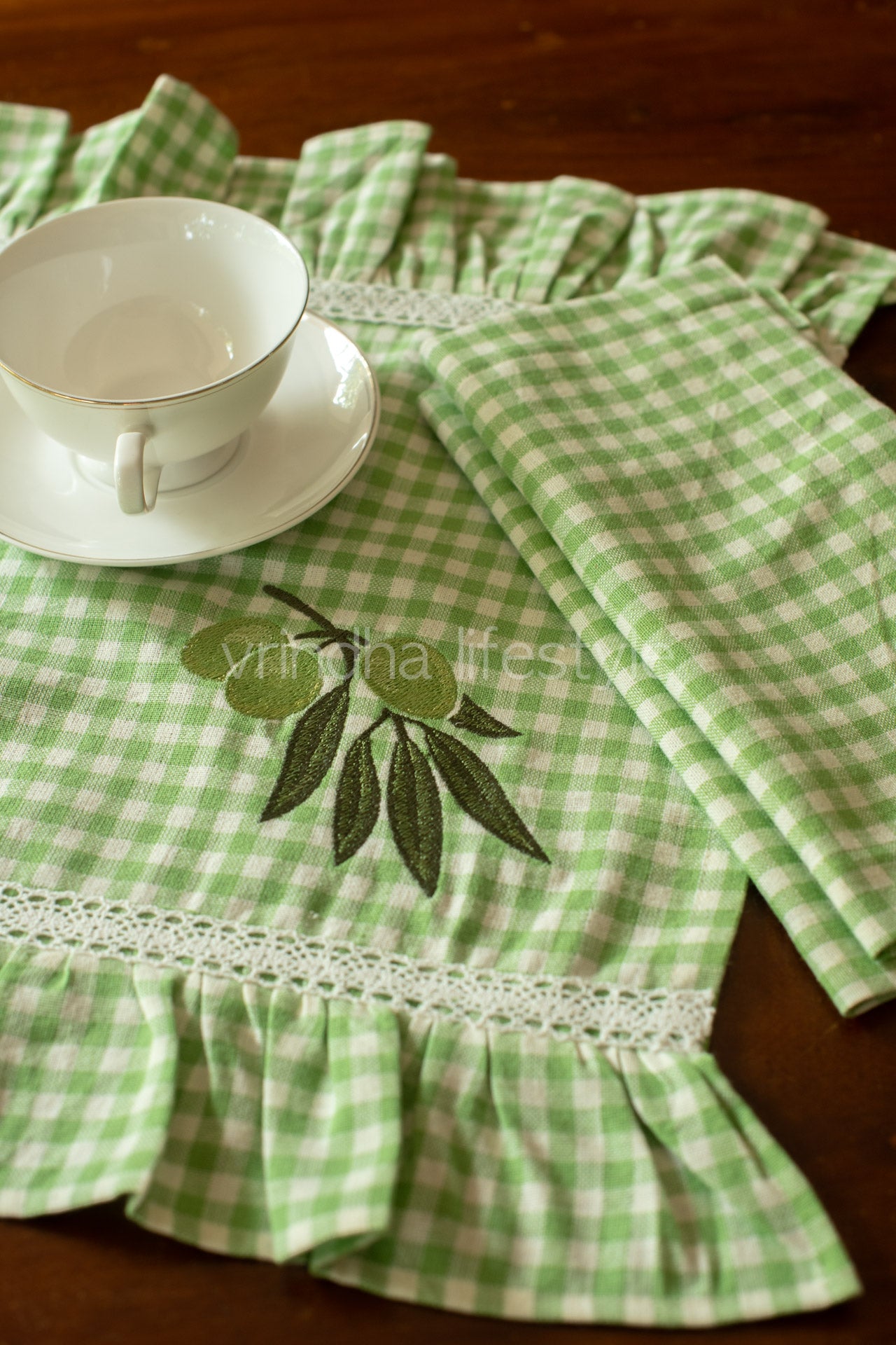 Embroidered Cotton tray mat with two cocktail napkins
