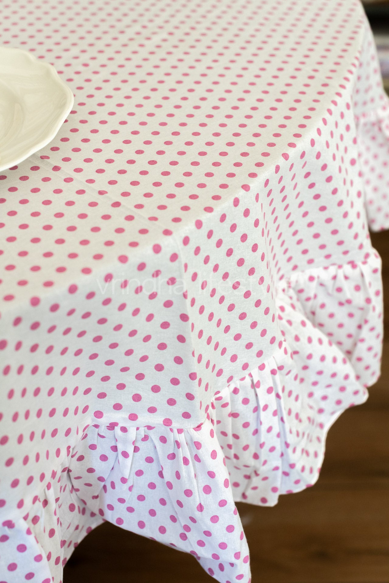 Table cloth with frill -Round-4 /6 seater