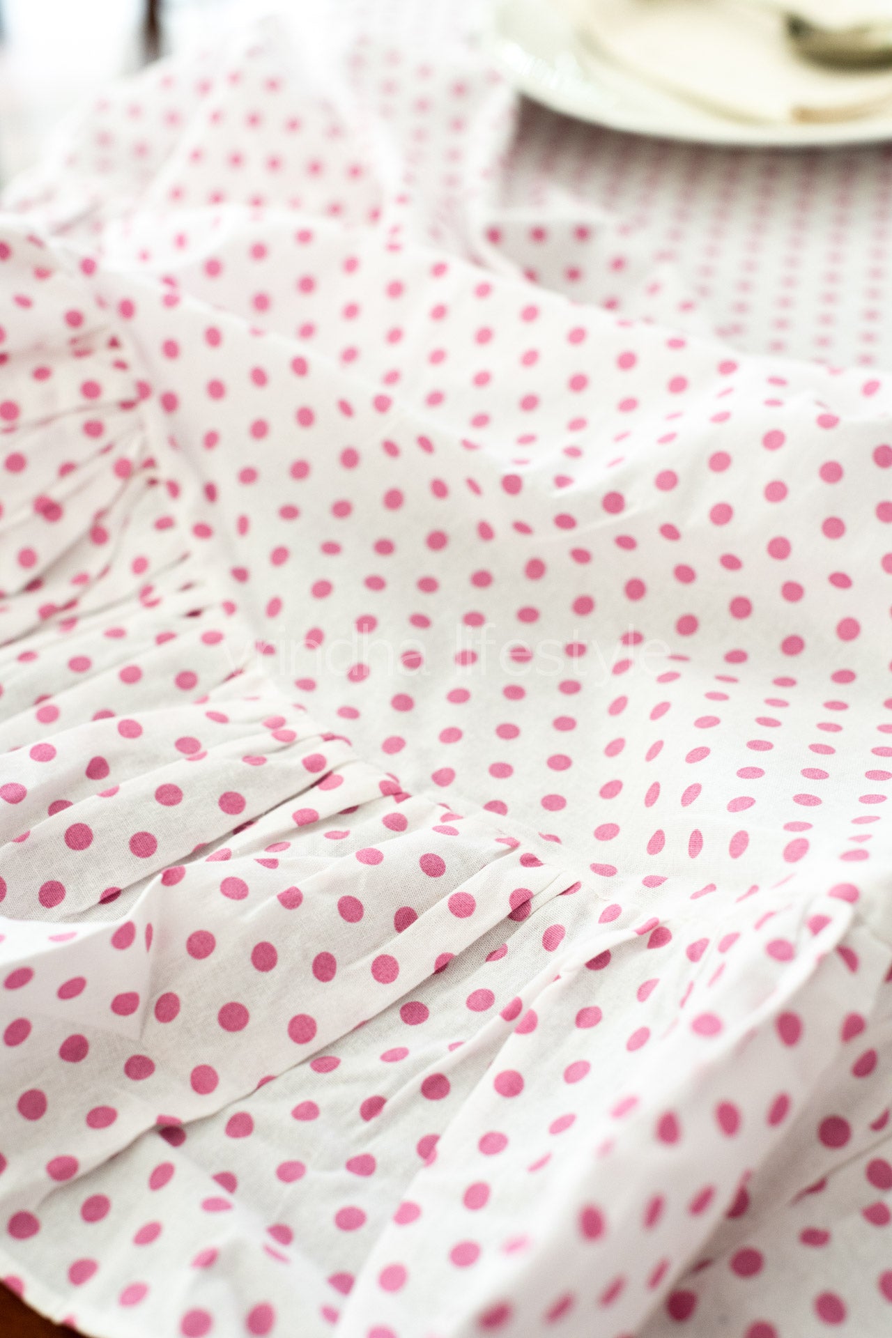 Table cloth with frill -Round-4 /6 seater