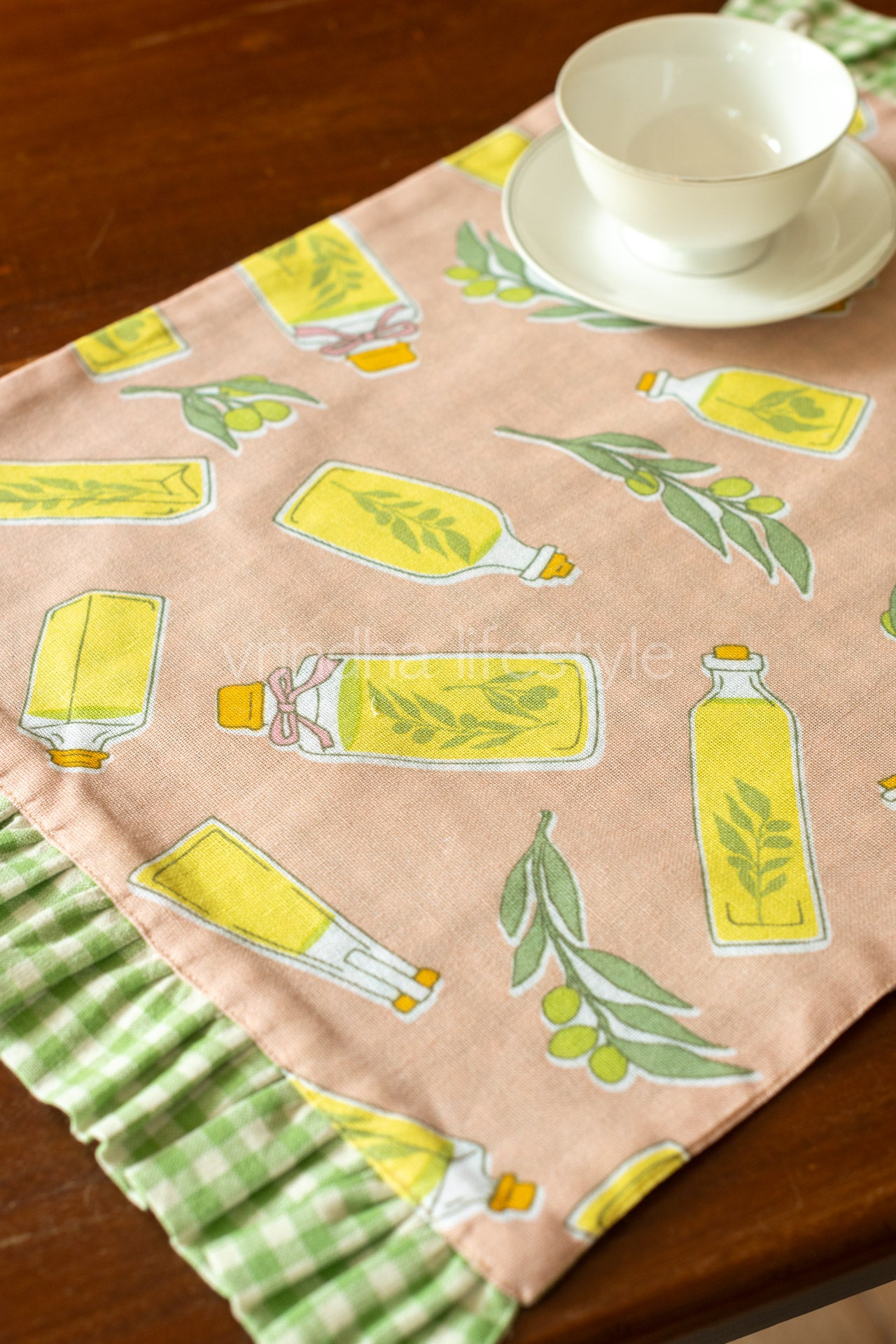 Reversible tray mat with two napkins