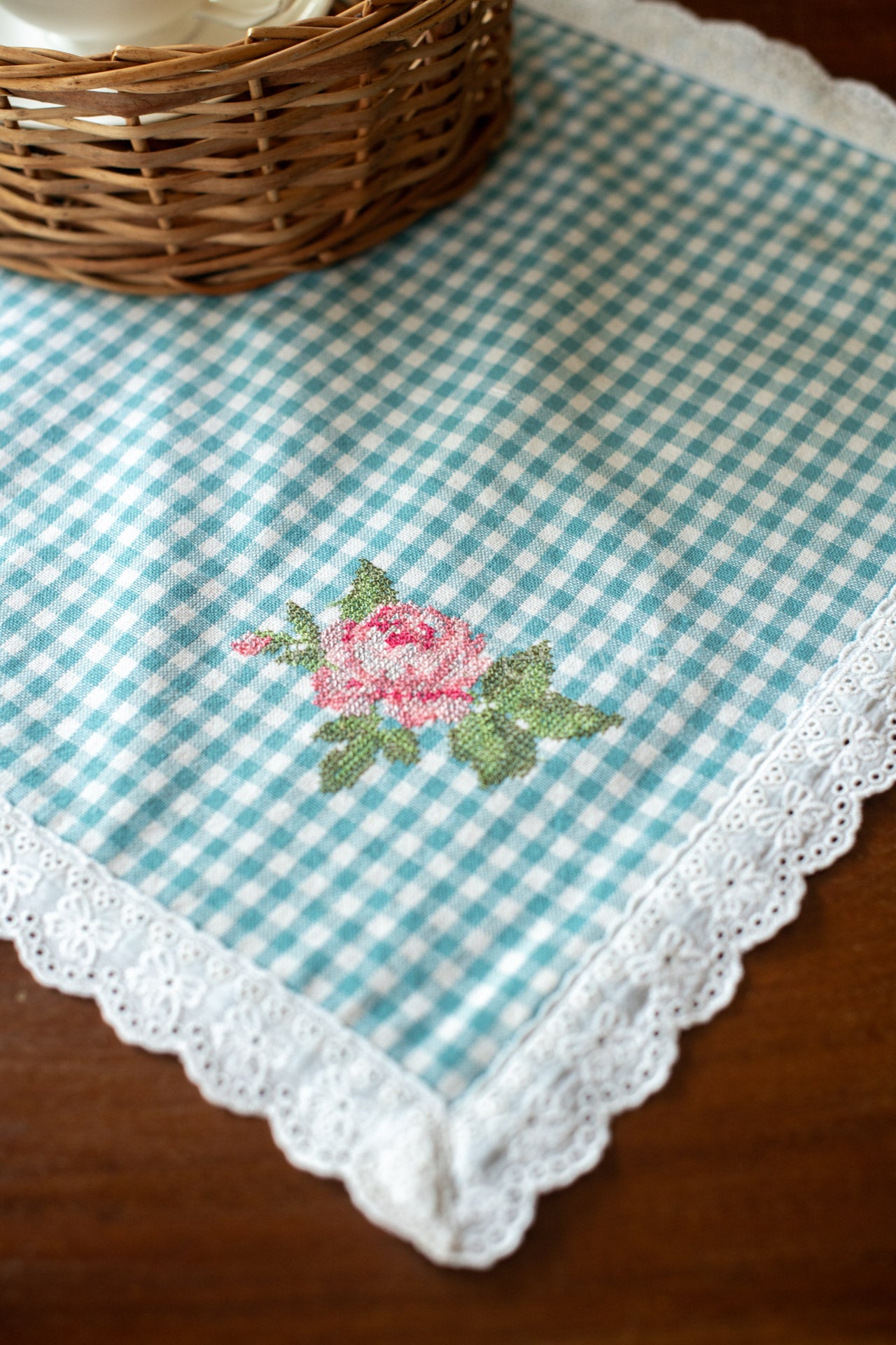 Cotton tray mat with embroidery and lace detailing