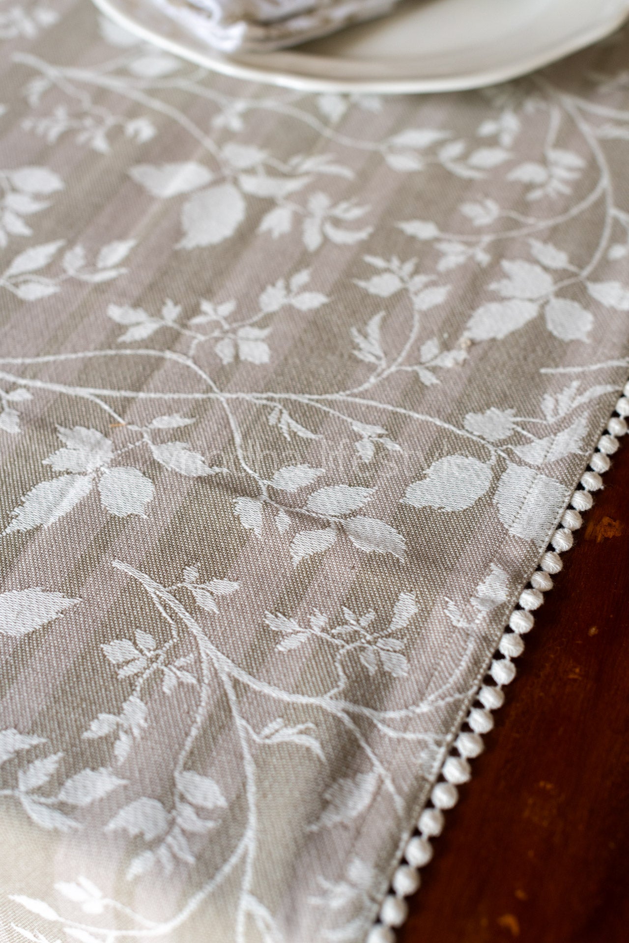 Cotton jacquard runner with lace detailing-17x52 inches