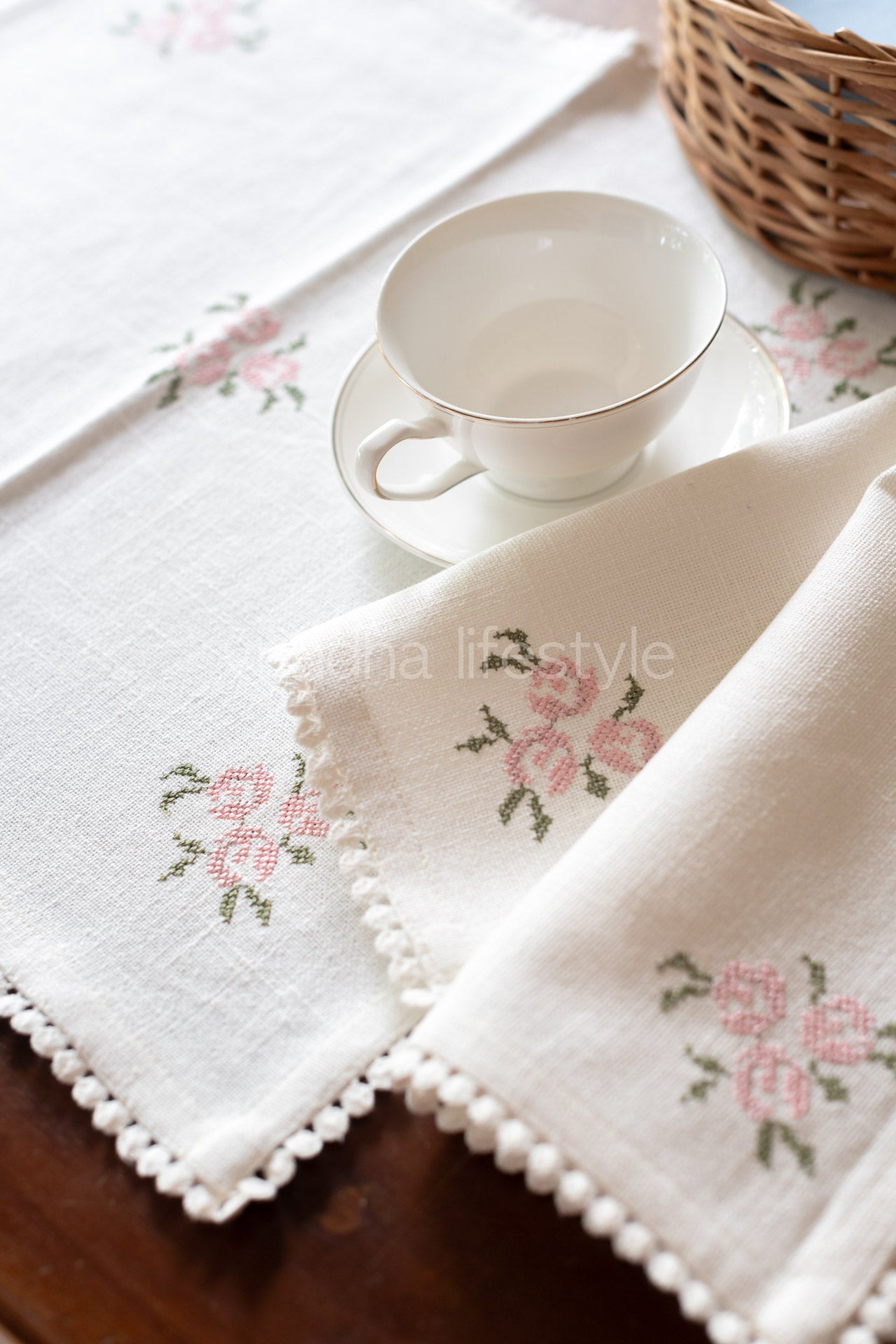 Embroidered Cotton tray mat with two cocktail napkins