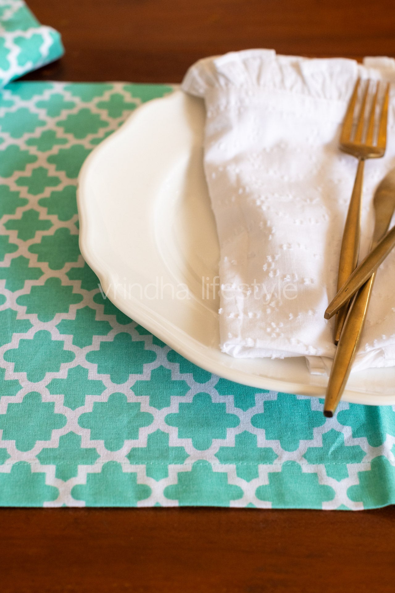 PLACEMATS AND TABLE RUNNER-Set of 6 placemats and one table runner