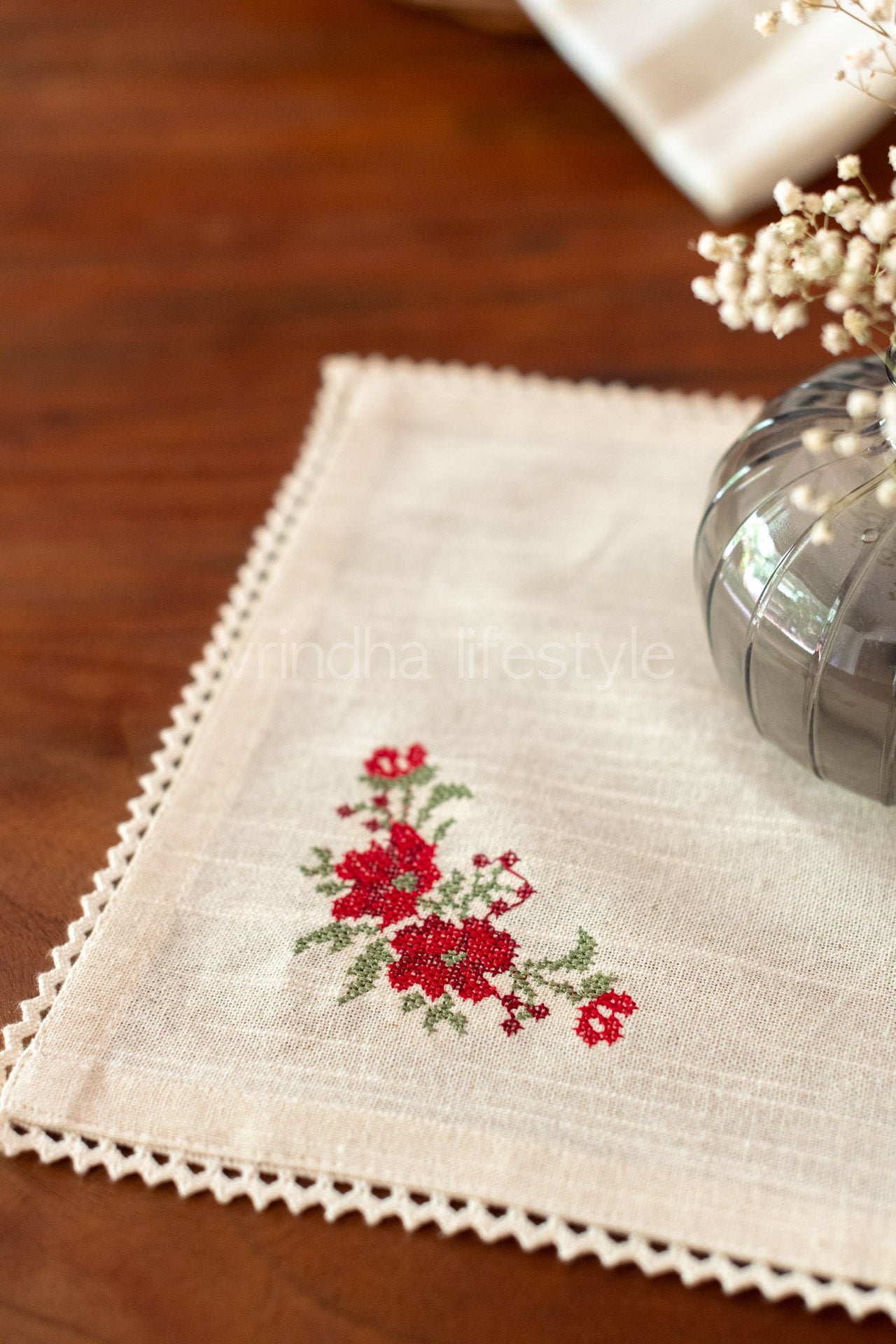 Cotton slub table mat with cross stitch embroidery and lace detailing