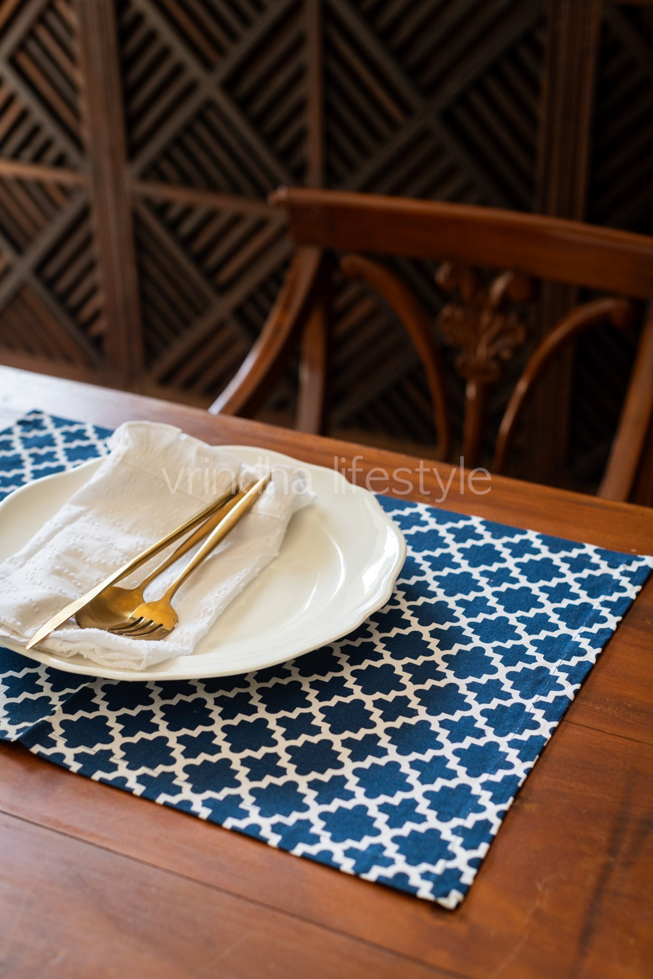 PLACEMATS AND TABLE RUNNER-Set of 6 placemats and one table runner