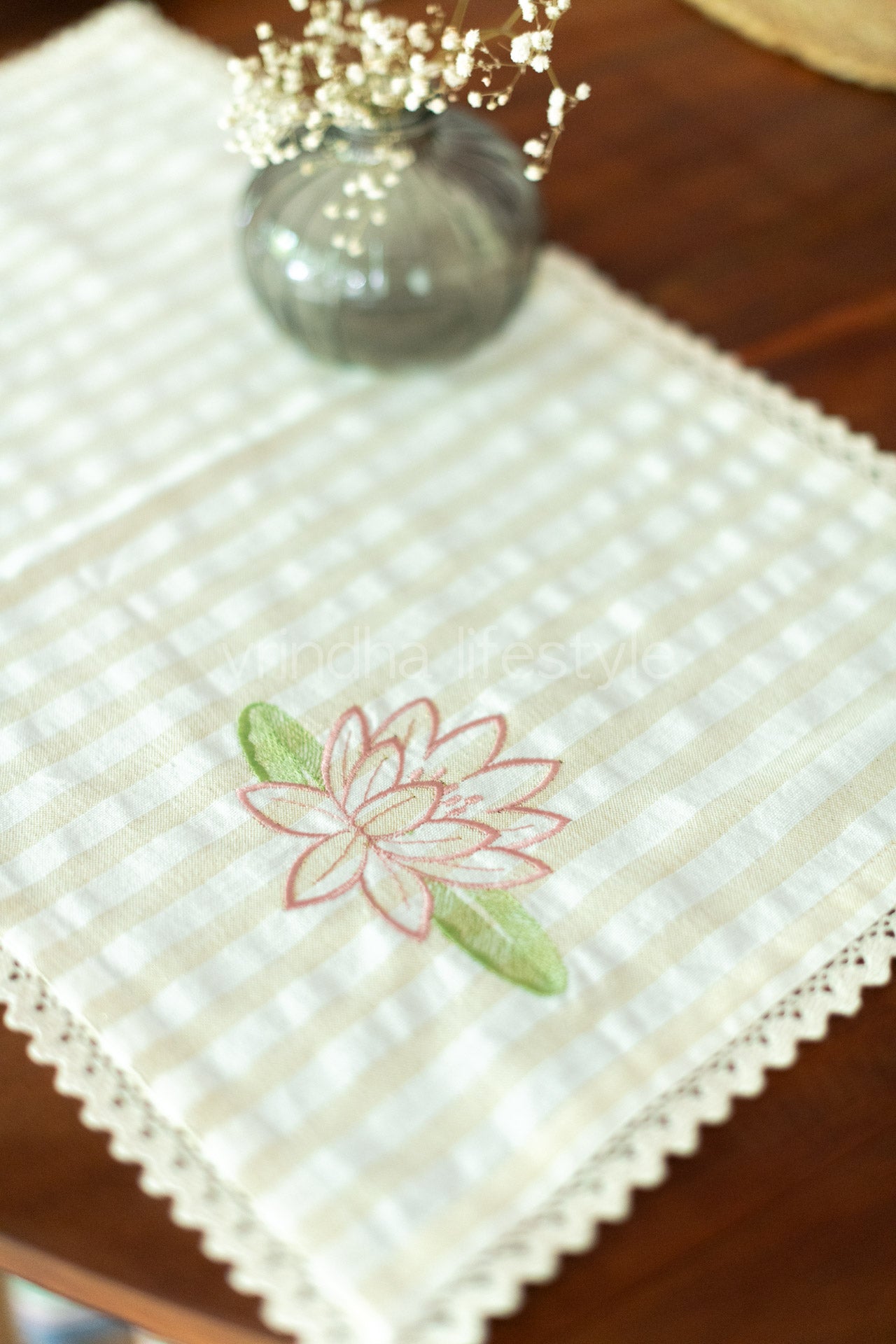 Cotton lurex tray mat with embroidery and lace detailing