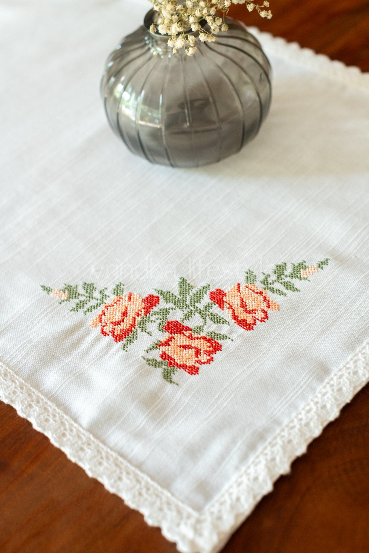 Cotton slub table mat with cross stitch embroidery and lace detailing