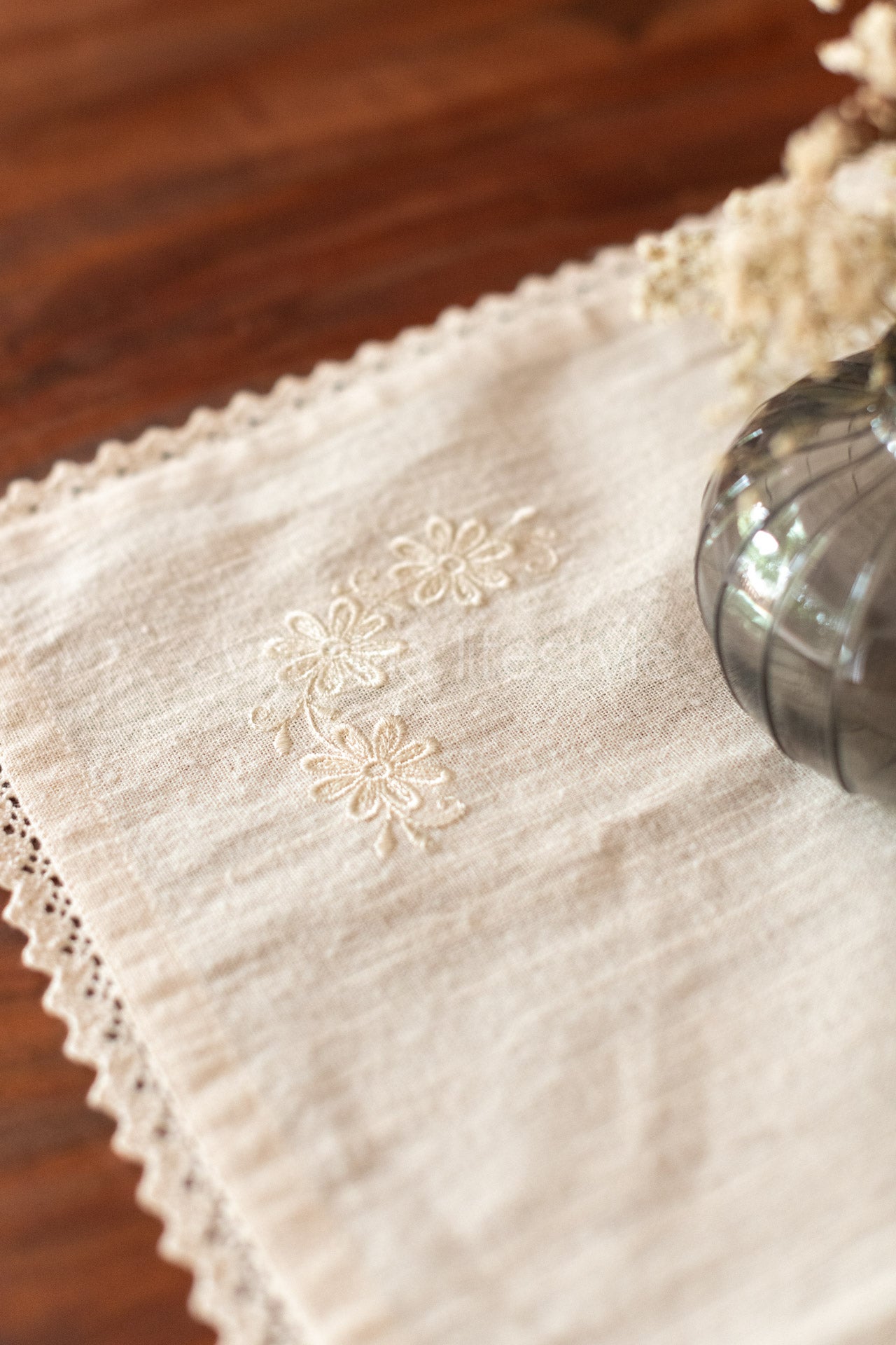 Cotton slub table mat with cross stitch embroidery and lace detailing