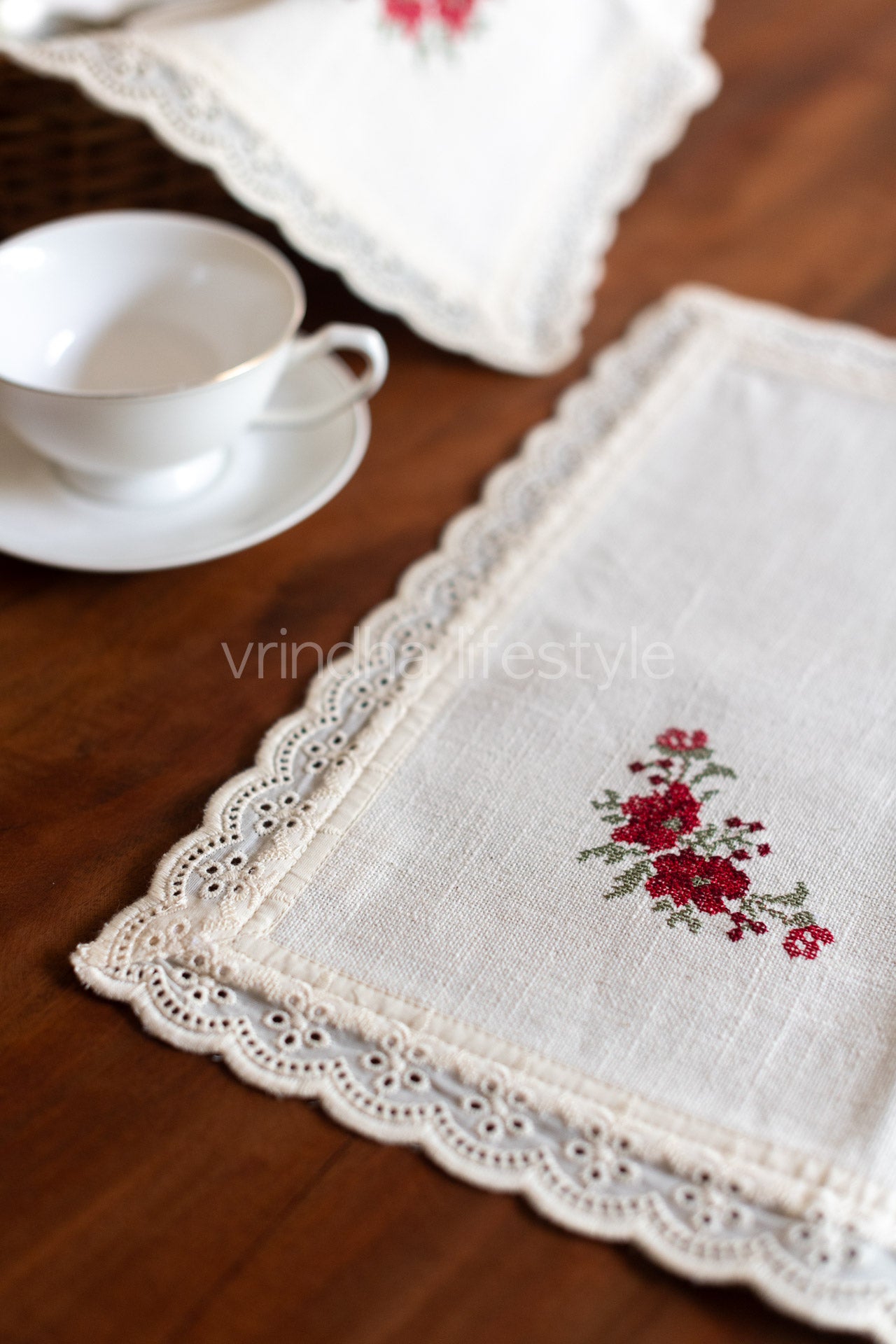 Cotton slub coaktail napkins with embroidery and lace detailing