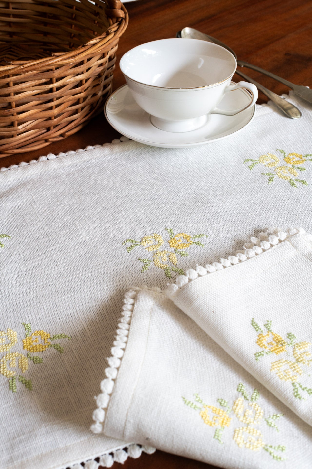 Embroidered Cotton tray mat with two cocktail napkins