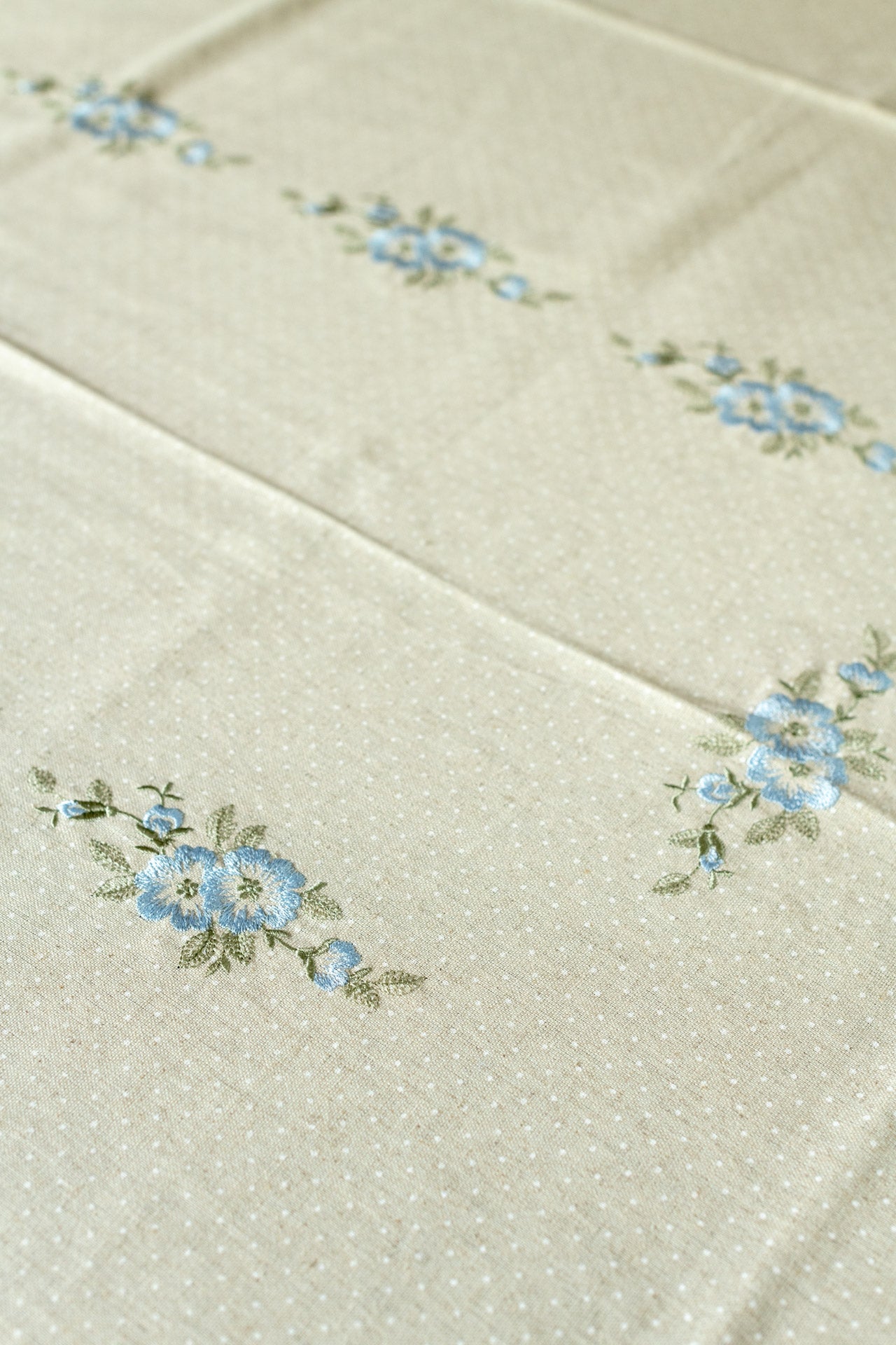 TABLE CLOTH with embroidery and lace detailing -6 seater -customisable