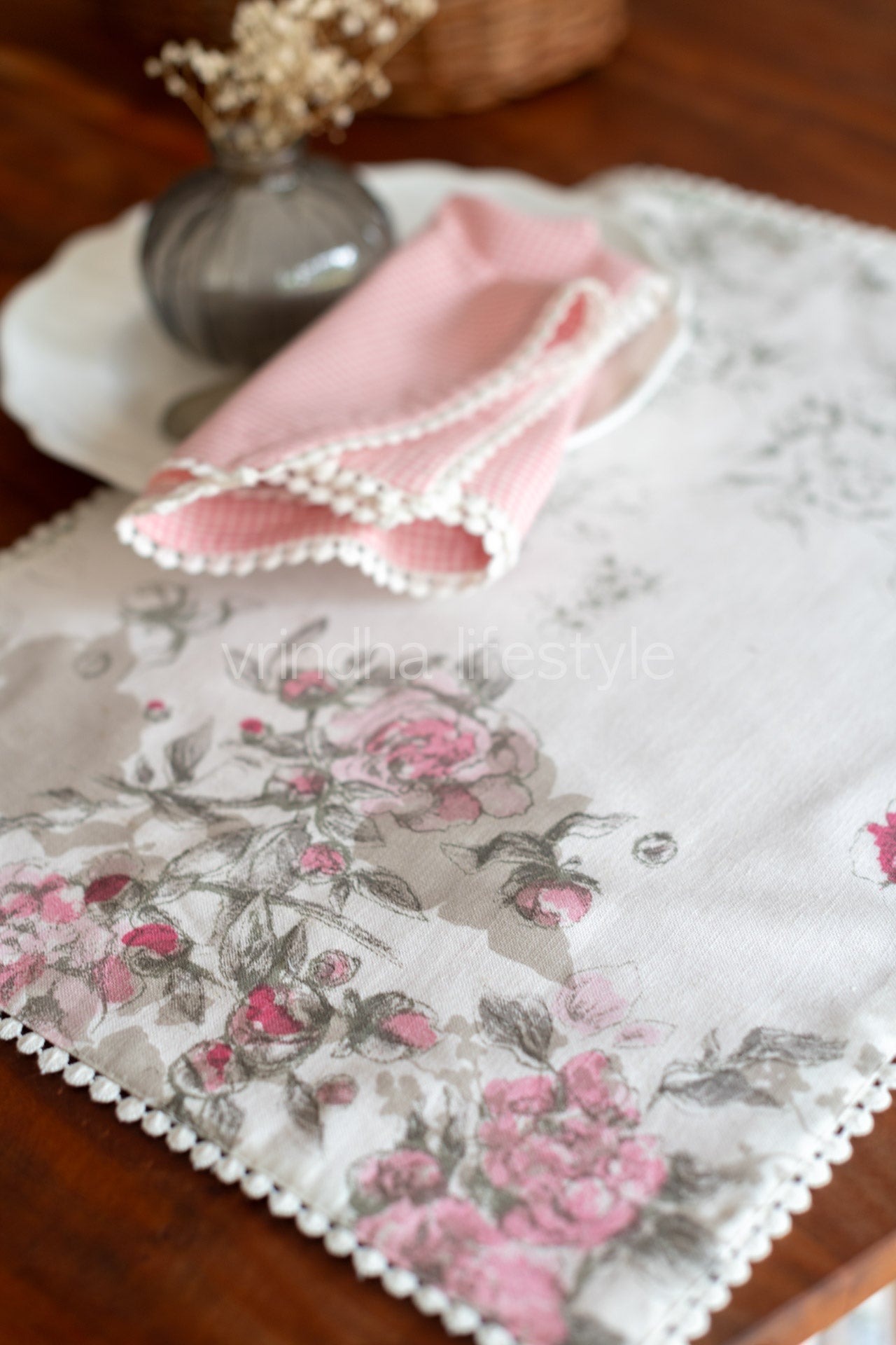 Reversible tray mat with two napkins
