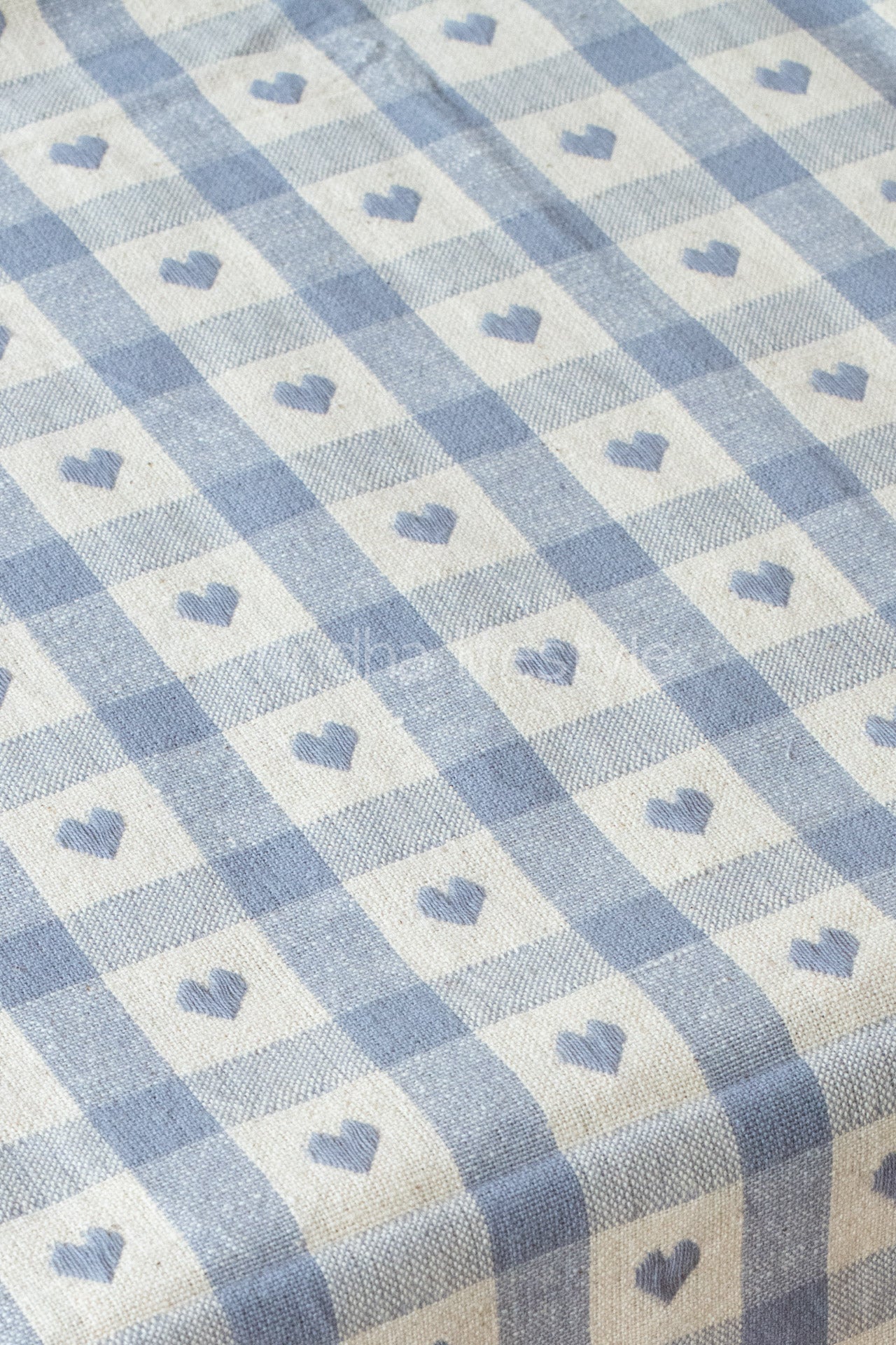Jacquard table cloth with lace detaililng-coffee table