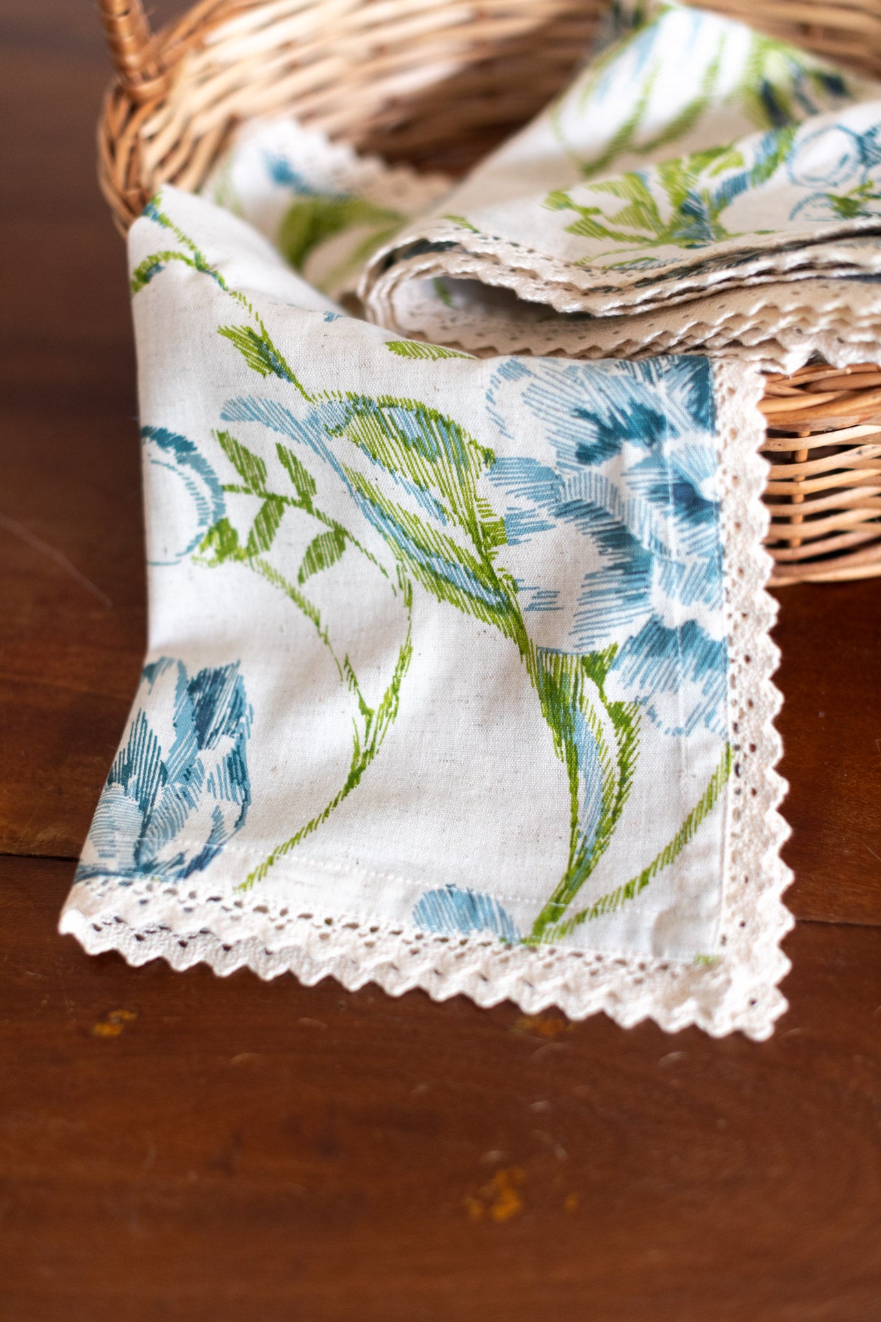 COTTON TABLE NAPKINS with and lace detailing - set of 6