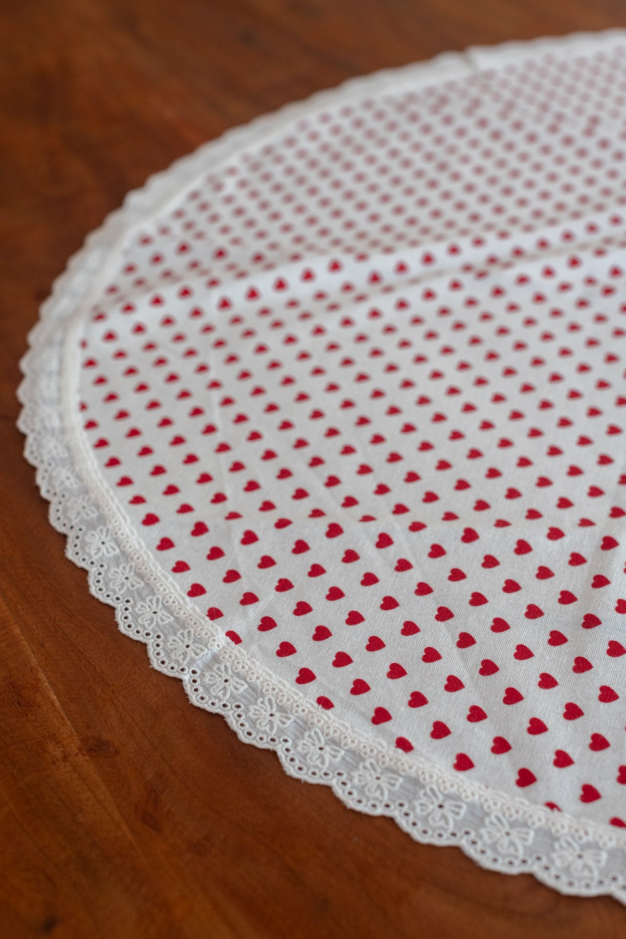 Cotton printed coffee table cloth with lace detailing