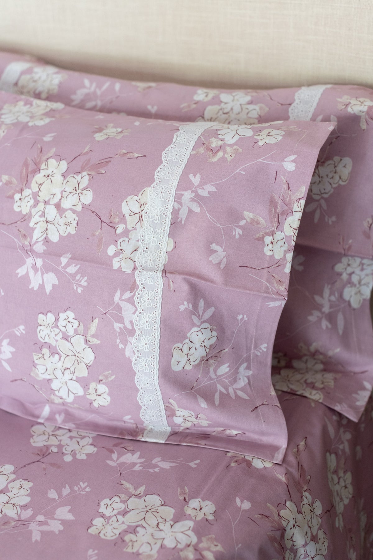 Printed cotton bedsheet and pillow covers with lace detailing -king size