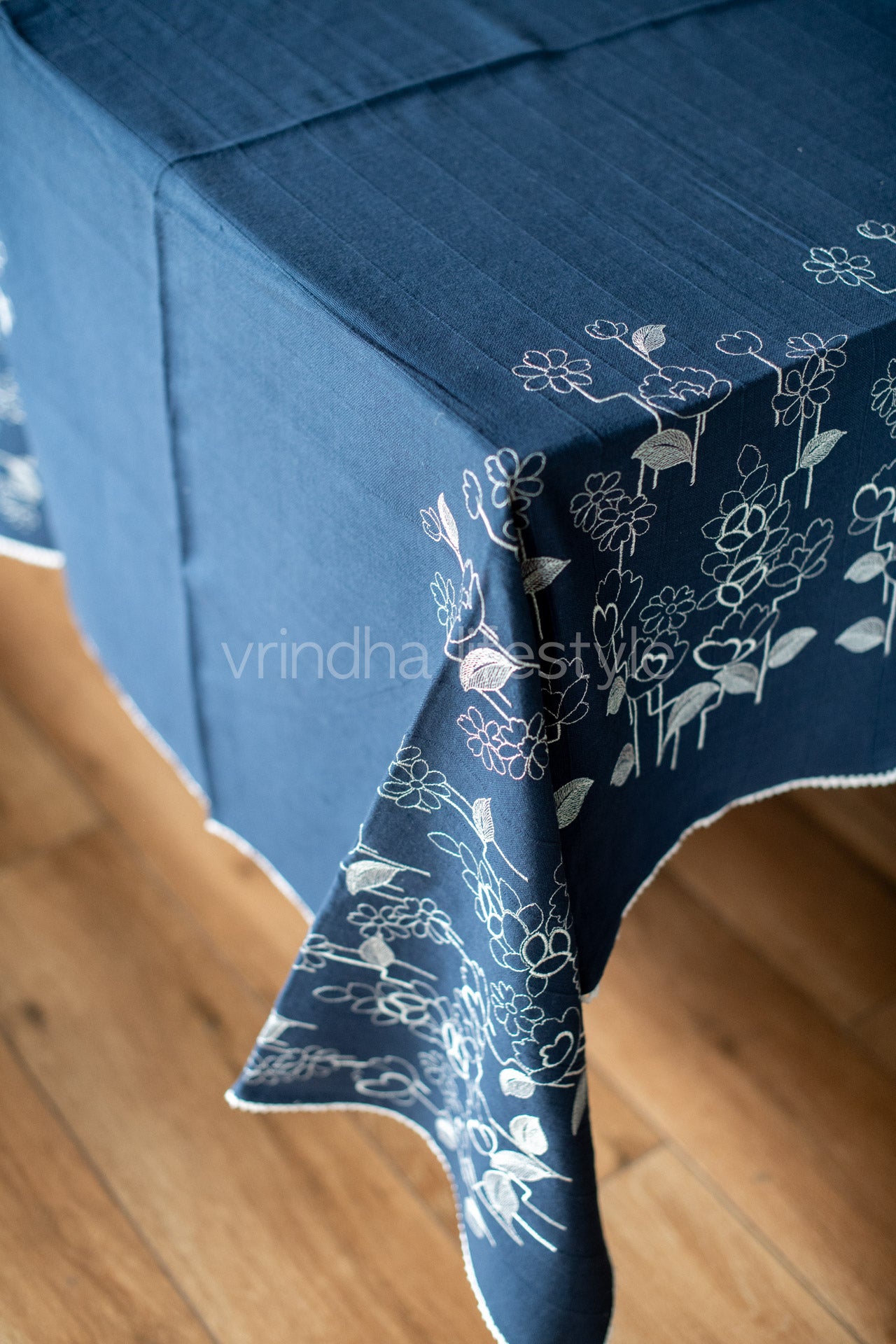 COTTON TABLE CLOTH with embroidery and lace detailing -8 seater