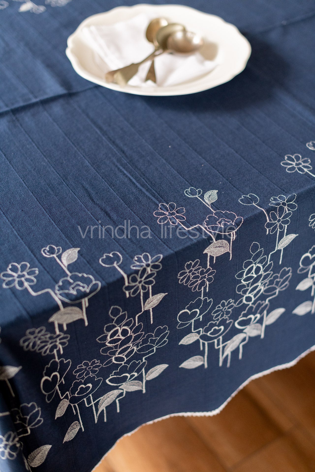 COTTON TABLE CLOTH with embroidery and lace detailing -8 seater