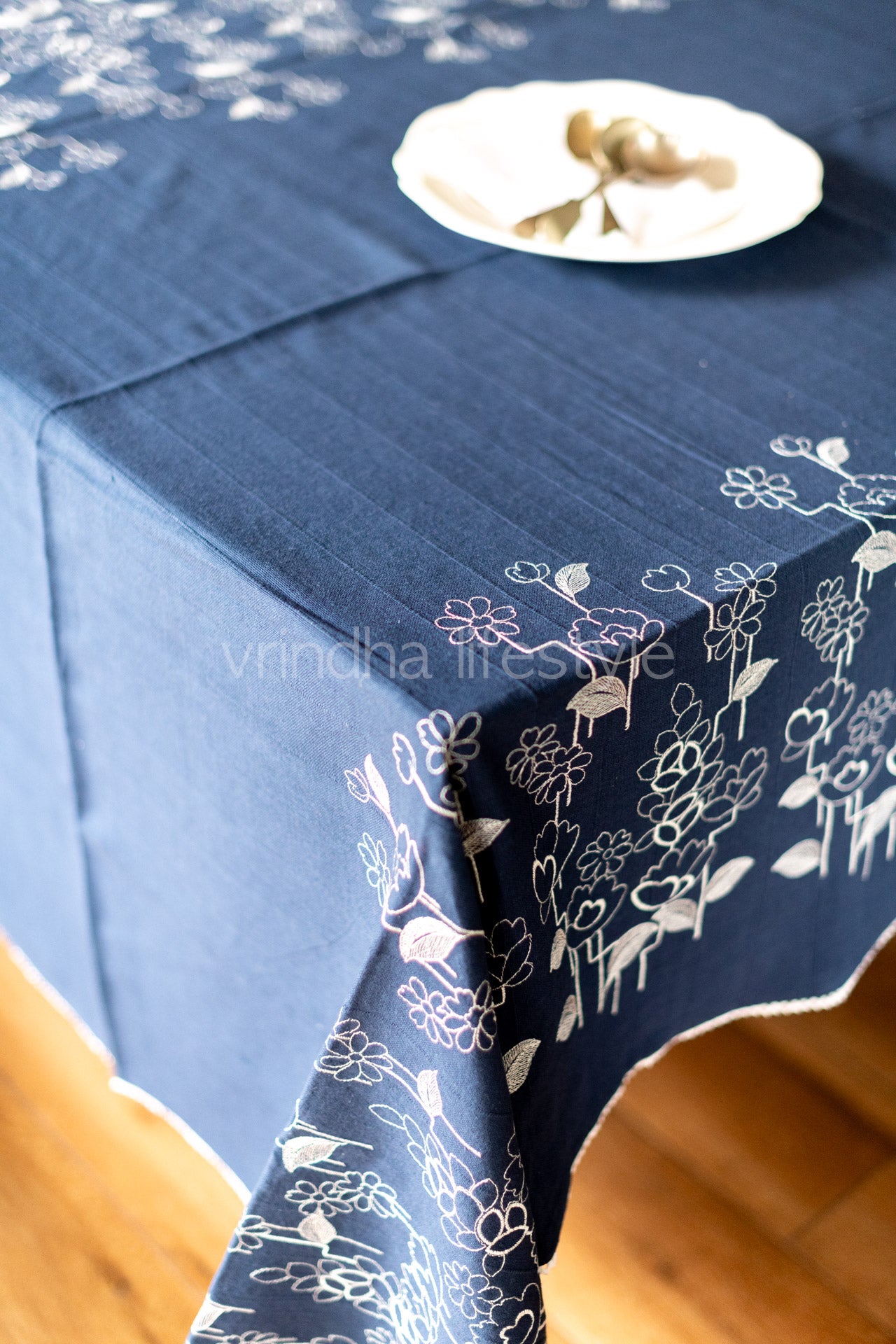 COTTON TABLE CLOTH with embroidery and lace detailing -8 seater