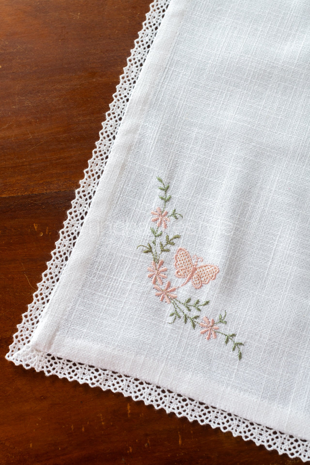 Cotton slub tray mat with embroidery and lace detailing