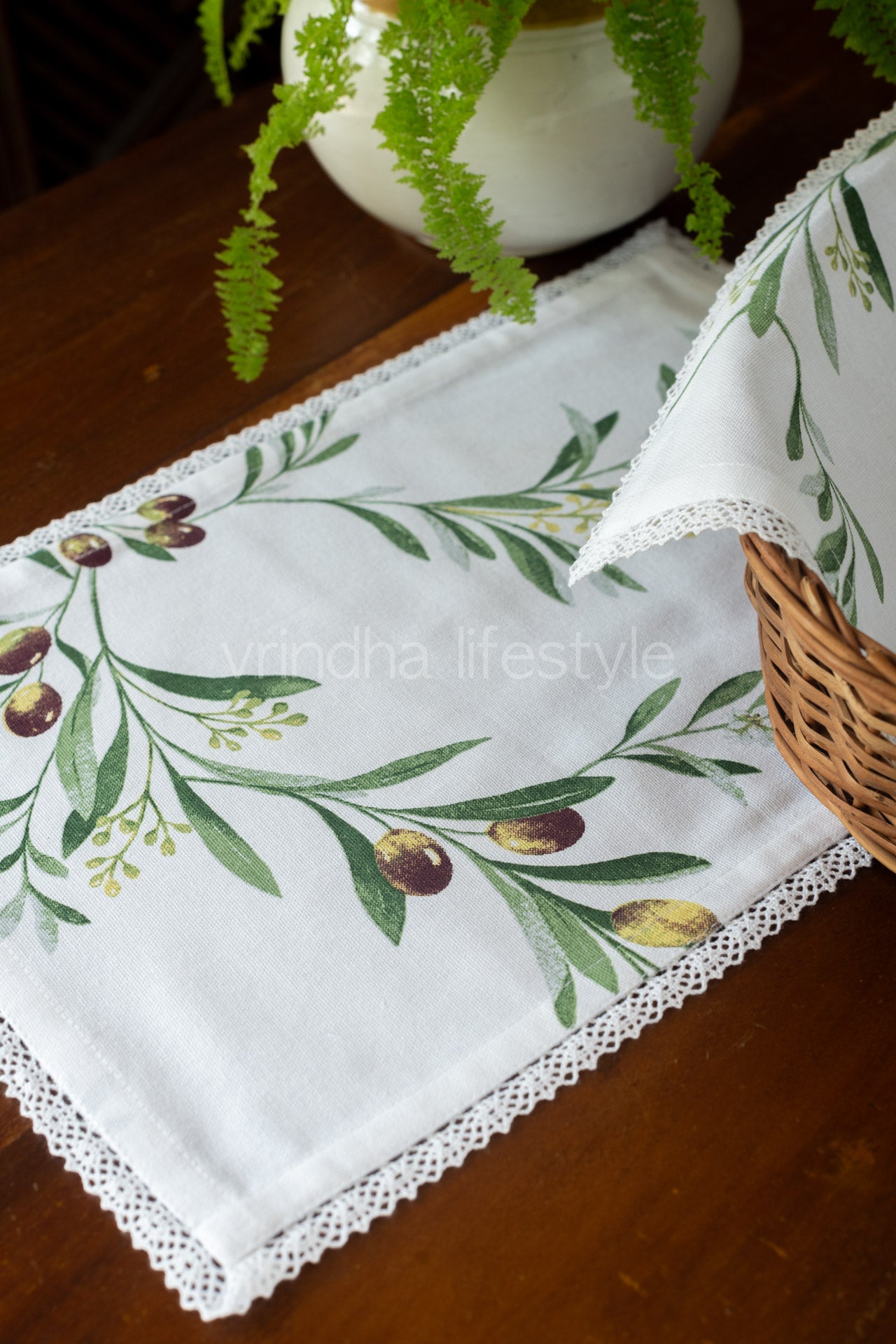 Printed cotton tray mat with two plain cocktail napkins