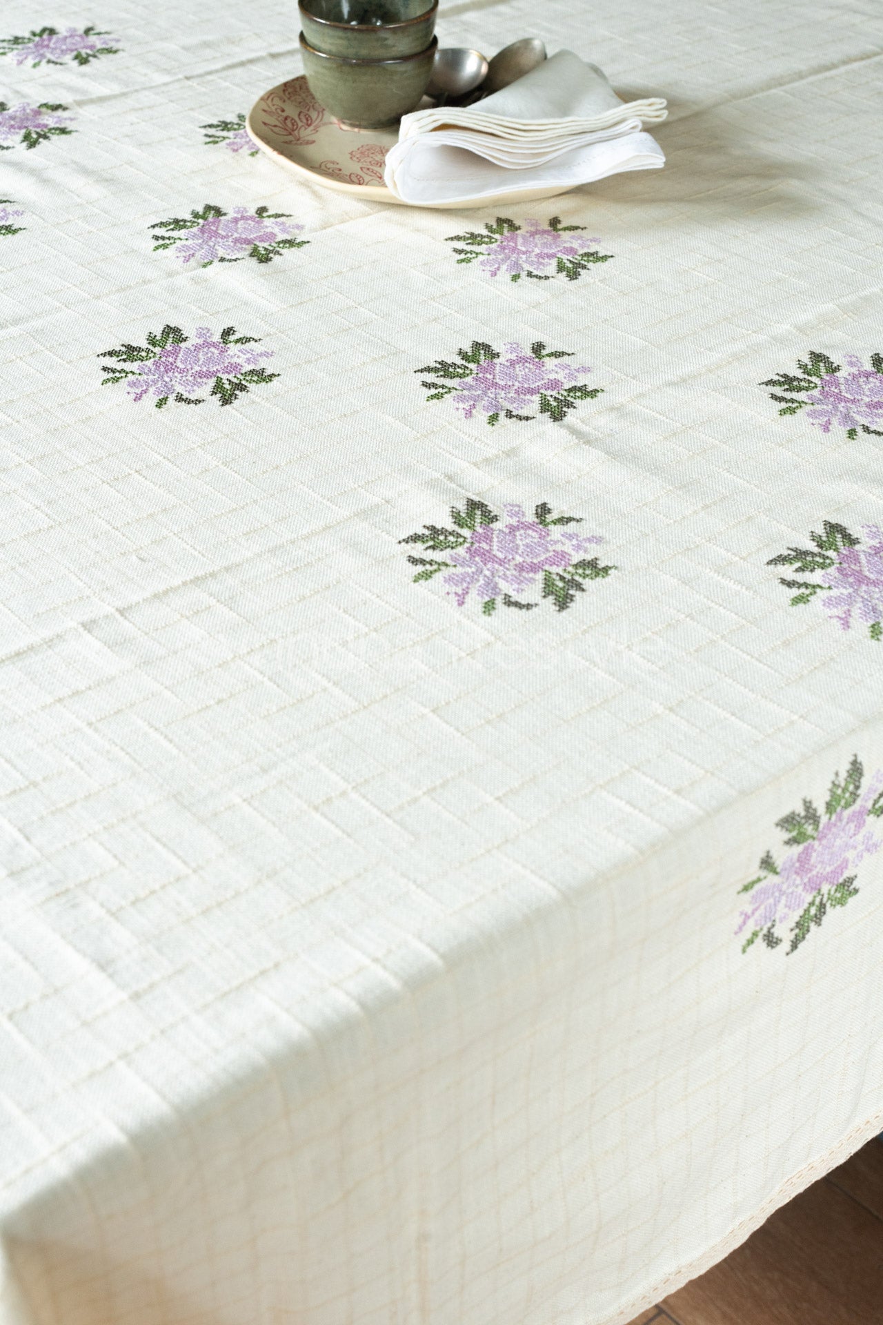 COTTON TABLE CLOTH with cross stitch embroidery and lace detailing -6 seater