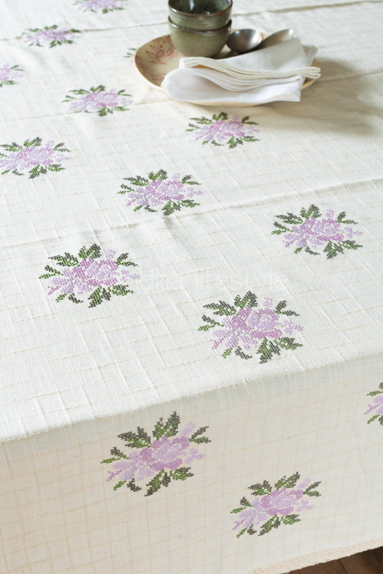 COTTON TABLE CLOTH with cross stitch embroidery and lace detailing -6 seater