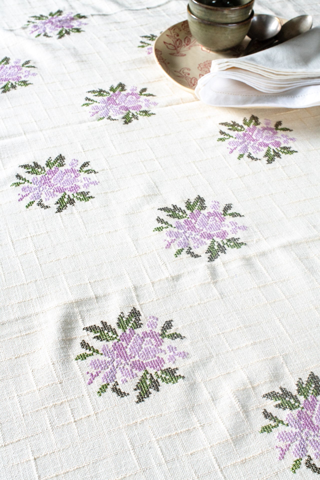 COTTON TABLE CLOTH with cross stitch embroidery and lace detailing -6 seater