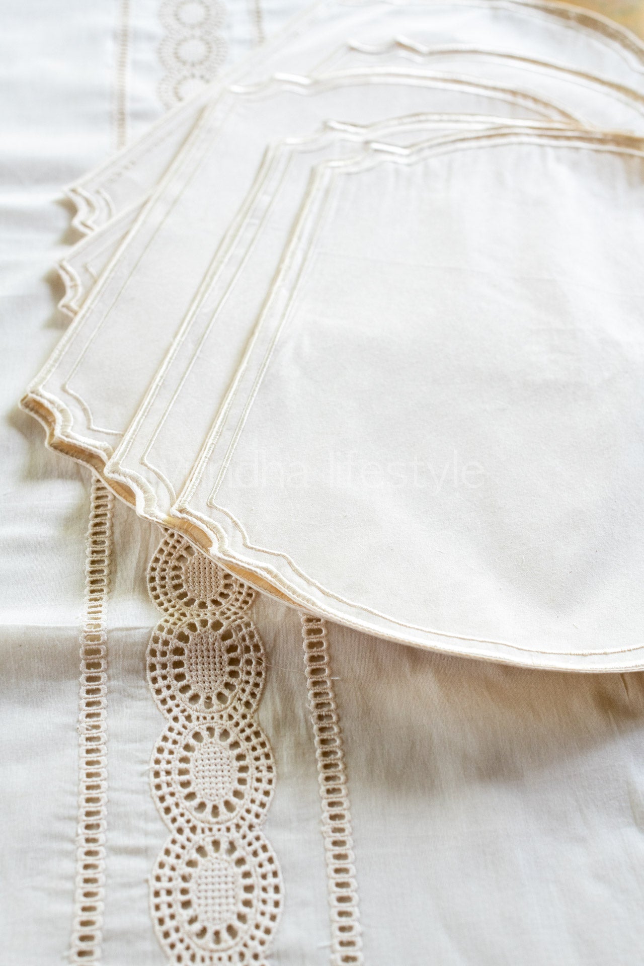 EMBROIDERED COTTON TABLE RUNNER with 6 placemats