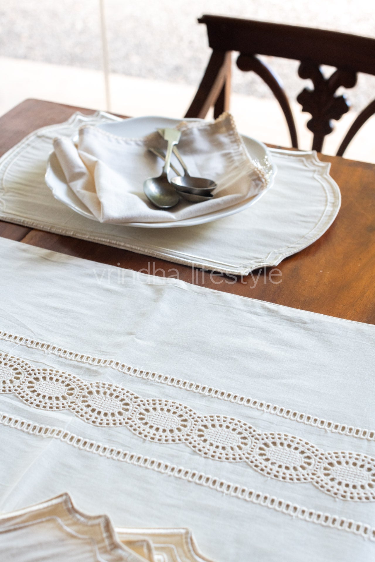 EMBROIDERED COTTON TABLE RUNNER with 6 placemats