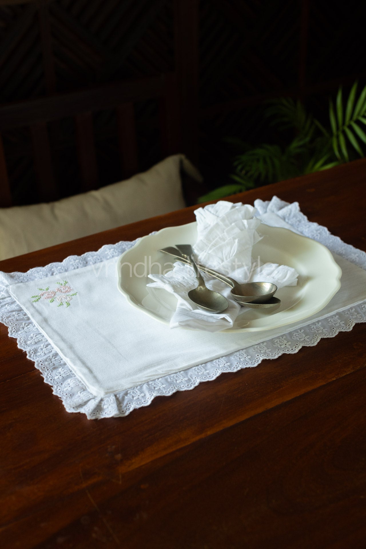 Embroidered place mat with lace detailing_single unit