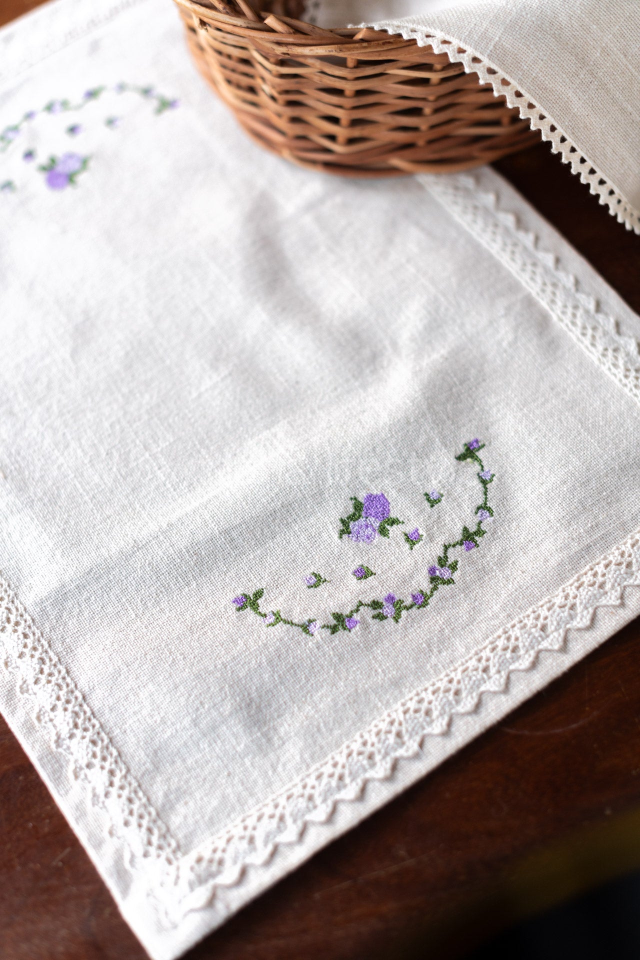 Cotton slub table mat with embroidery and lace detailing-single unit