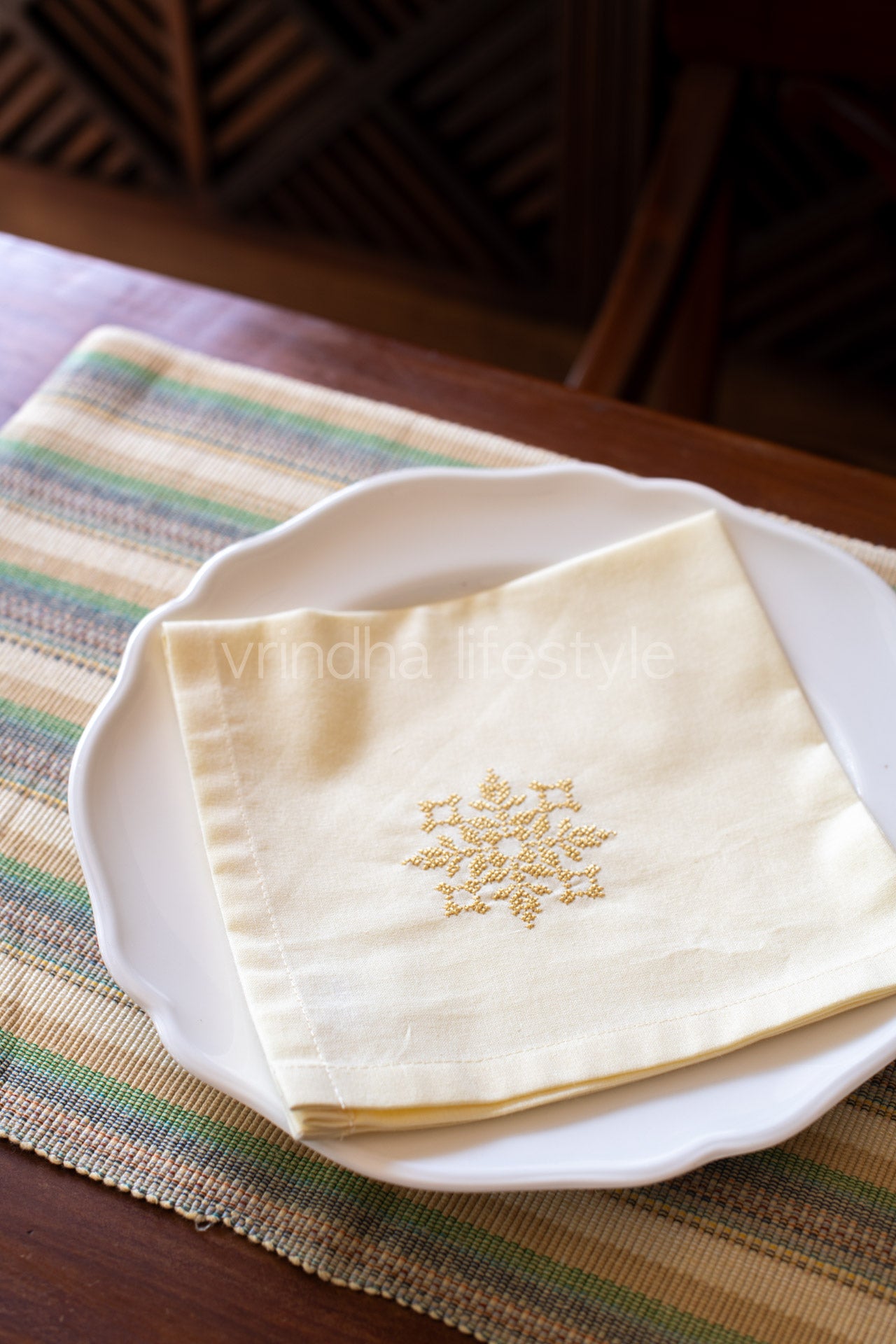 PLACEMATS AND NAPKINS-Set of 6 placemats and 6 embroidered napkins
