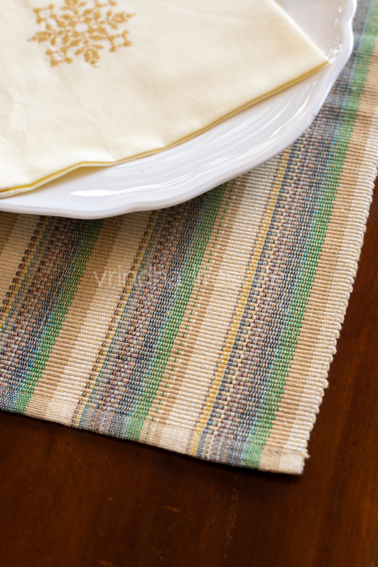 PLACEMATS AND NAPKINS-Set of 6 placemats and 6 embroidered napkins