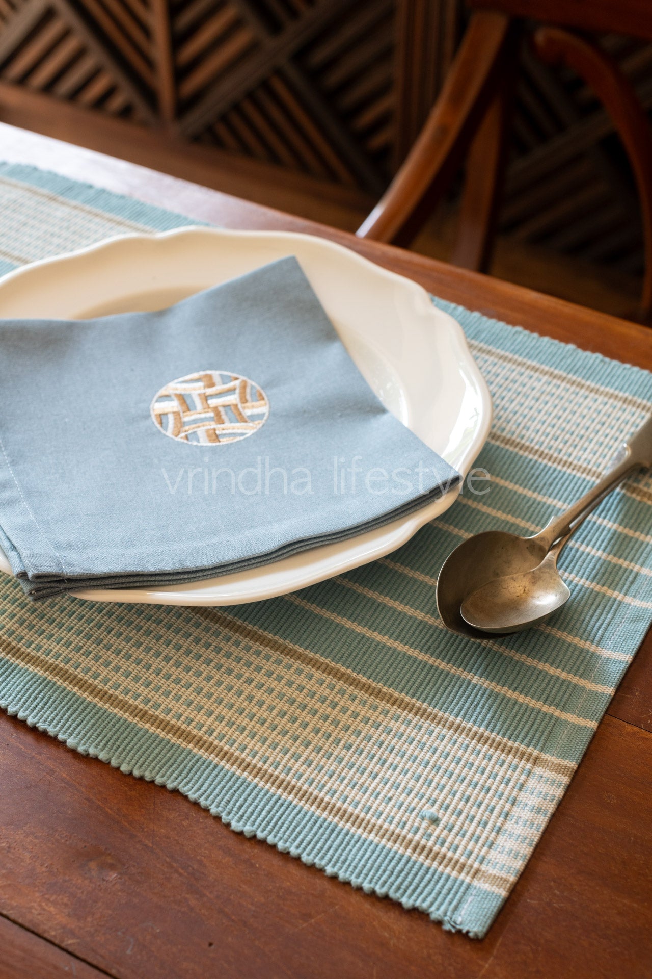 PLACEMATS AND NAPKINS-Set of 6 placemats and 6 embroidered napkins