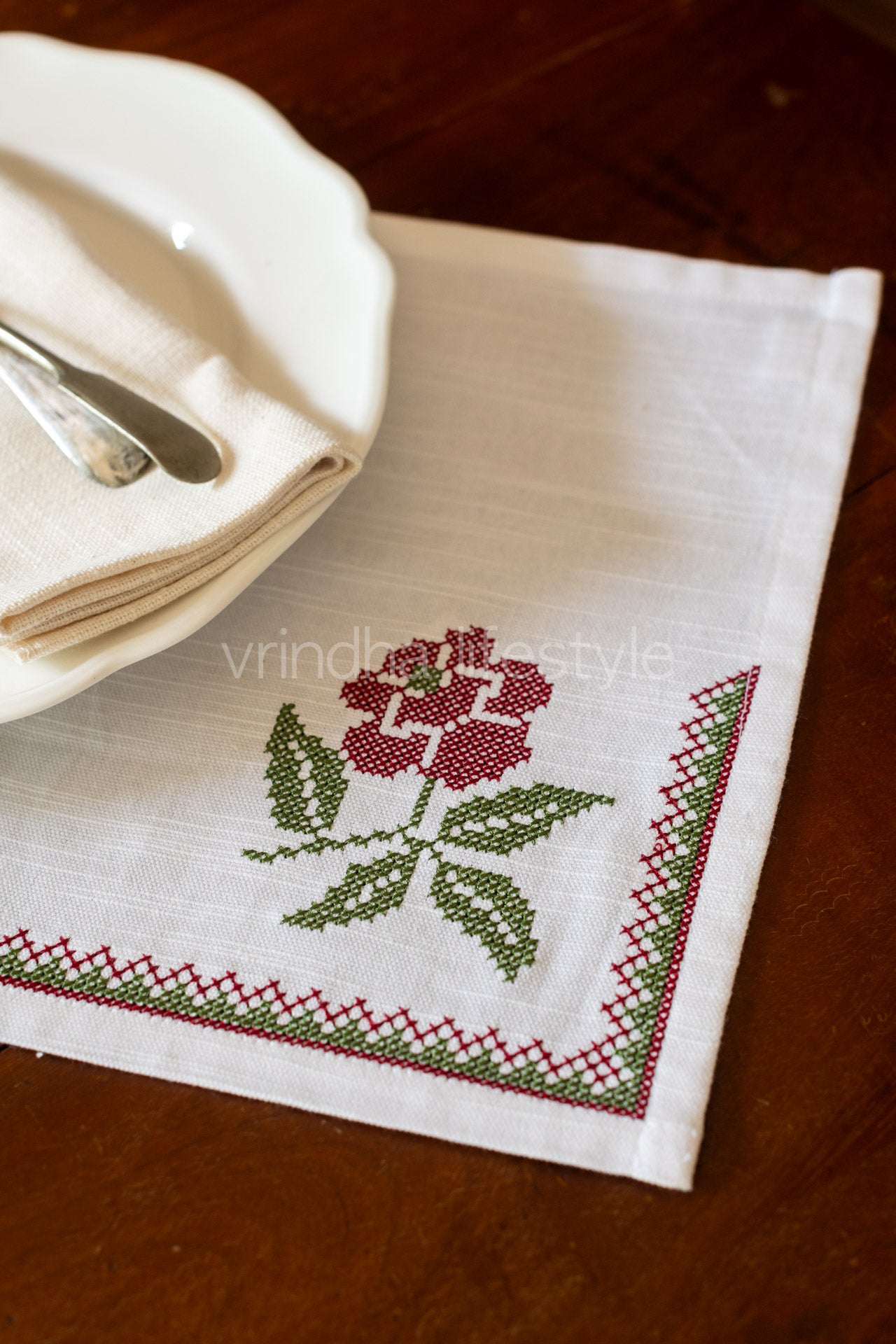 Cotton tray mat with embroidery