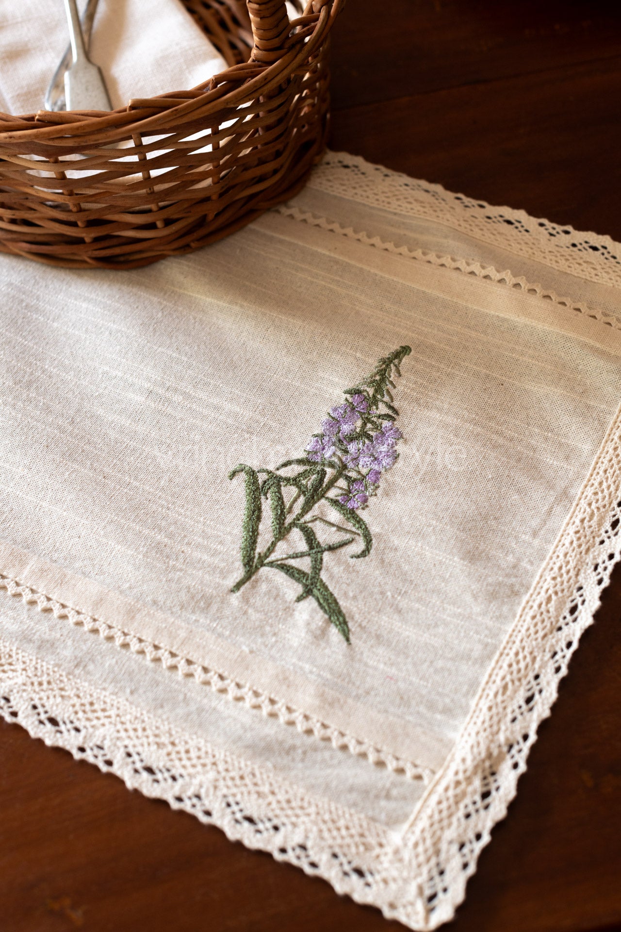Cotton slub tray mat with floral embroidery and lace detailing