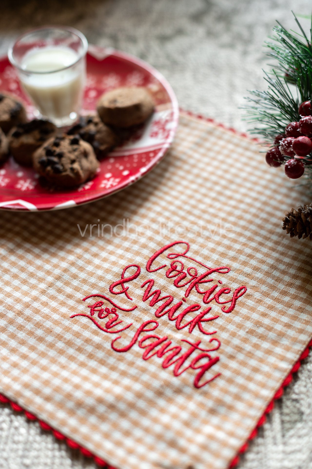 Cotton woven tray mat with embroidery and lace detailing