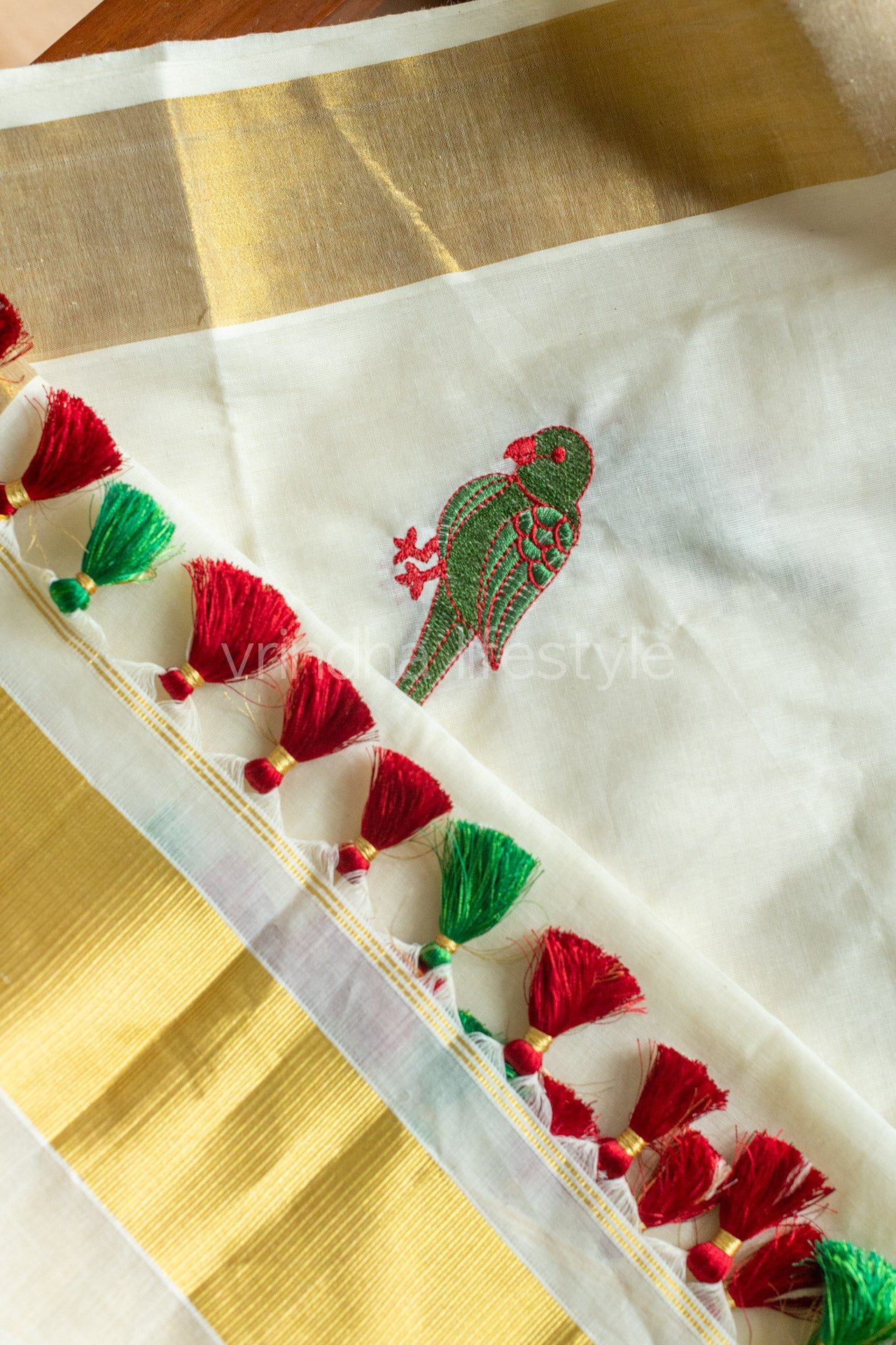 Embroidered Kerala Kasavu dupatta with tassels