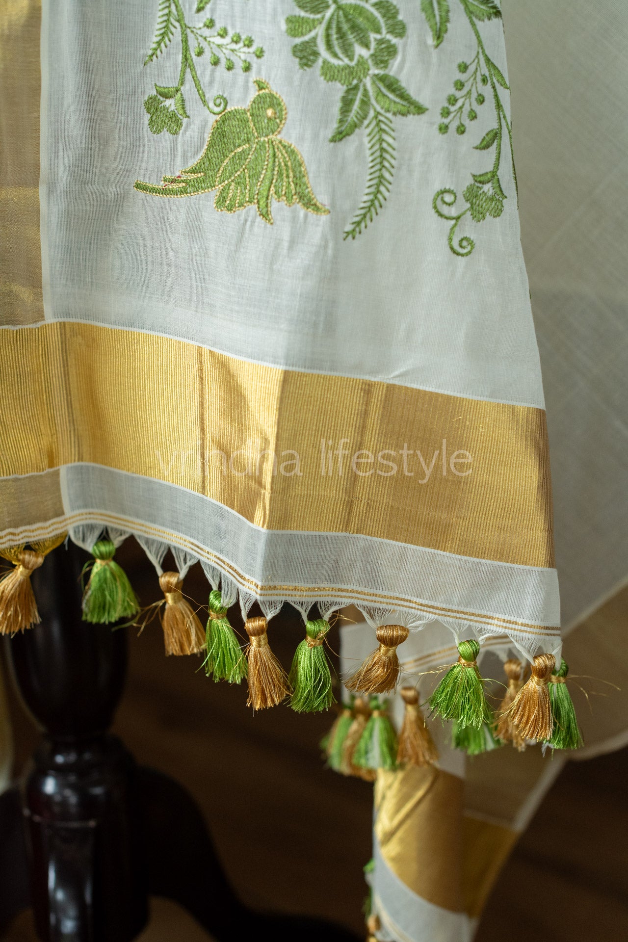 Embroidered Kerala Kasavu dupatta with tassels