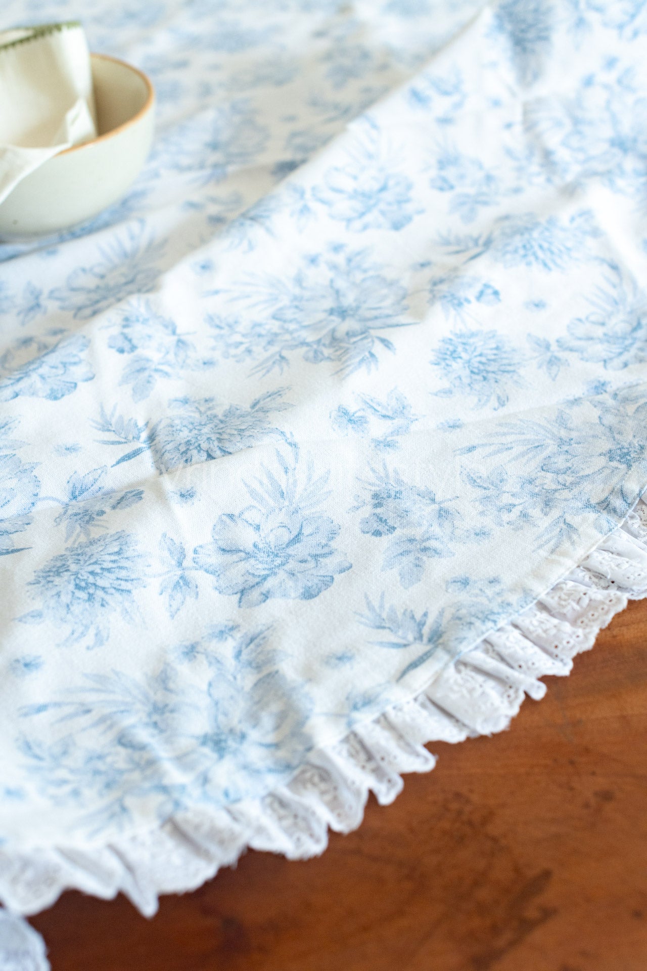 Table cloth with cotton lace frill -Round-4 /6 seater