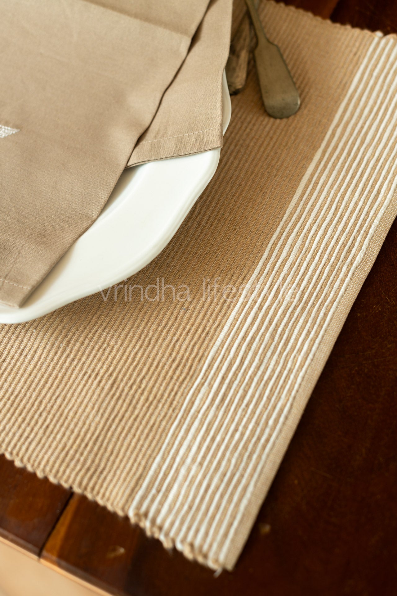 PLACEMATS AND NAPKINS-Set of 6 placemats and 6 embroidered napkins