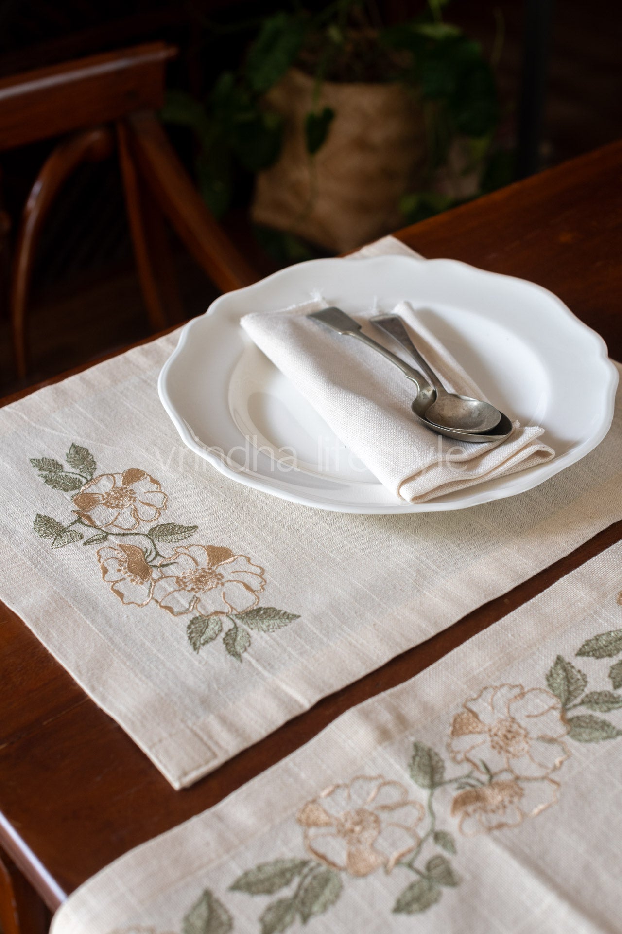 Embroidered place mat-Single unit